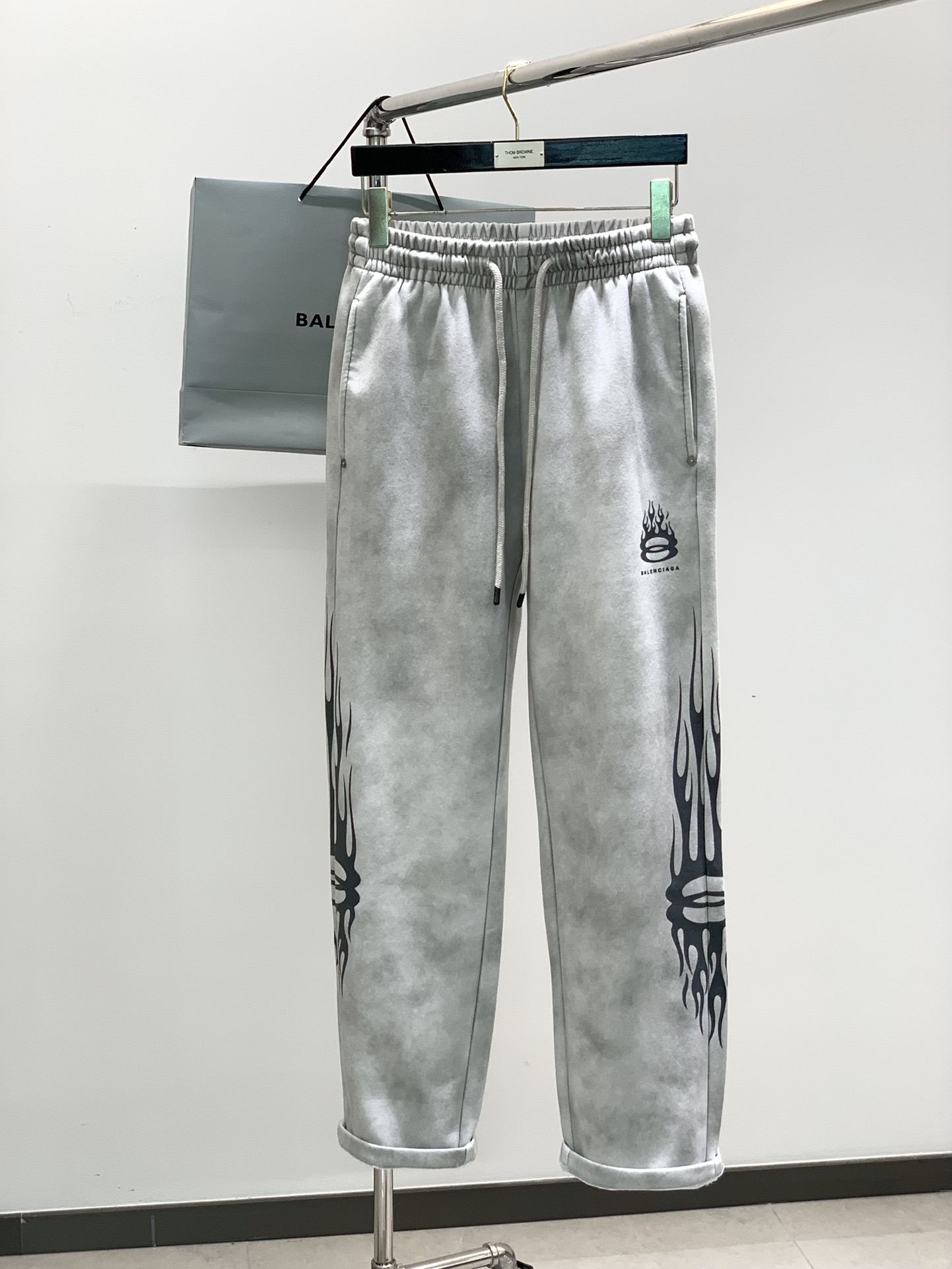 PZZ，Balenciaga 巴黎世家，春季最新品，专柜同步有售，原单狠货，水洗休闲裤，进口原版水洗弹力面料，舒适有弹性，顶级印花工艺字母图案Logo，原版五金辅料装饰，版型超正，舒适透气，专柜品质，上身帅气有型，三标齐全，⃣色推荐，码数：M-XL