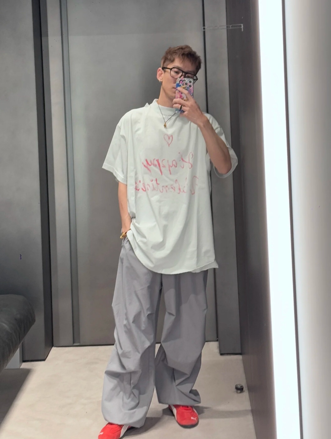 PZB Balenciaga 限定tee\n涂鸦风格印花 字母标语口号\n成衣洗水做旧处理 破洞打磨工艺\n街头复古风格 不失时髦感 情侣款走起\n码数：S，M，L，XL