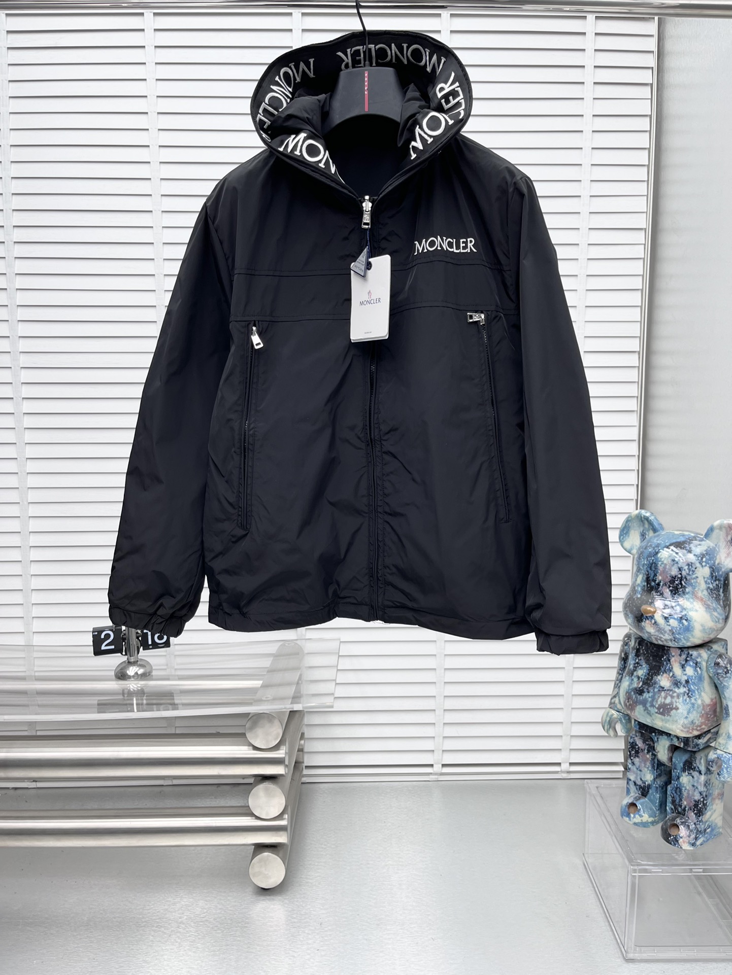 PEL\nMoncler ss春季新款双面男士夹克外套，  原单三标齐全高端版本  专柜定制面料 透气舒适度高，细节无可挑剔，品牌元素设计理念，体现高品质。手感细腻柔软  呈现休闲裁剪，上身版型超赞  码数：M～XL