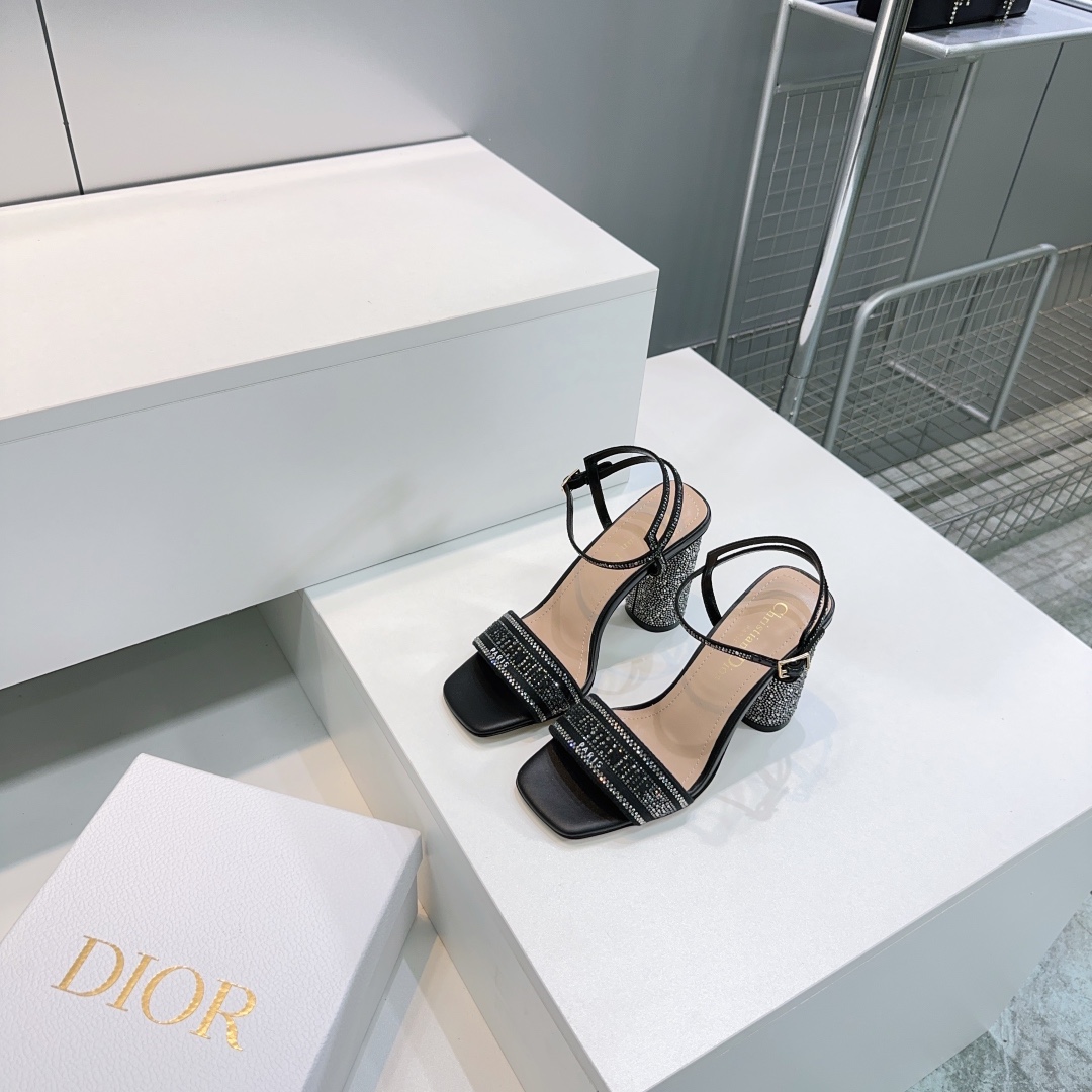 NO:721948,High quality!  DIOR Dior's new 2026 spring and summer crystal diamond-faced round-heeled sandals and high-heeled shoes continue the timeless classics of the D family!  This shoe is low-key yet gorgeous, sexy yet not ostentatious. The shape of the shoe is a delicate one that everyone loves. It is very slim. The entire curvature of the side perfectly shows the curve of the foot. It has both mature femininity and a lively girlish feel. It has a crystal diamond surface design!  It looks so good on the feet, it is worth recommending. Sheepskin lining on the feet. Original leather outsole imported from Italy. Heel height: 10cm. Size: 35-43 (40, 41, 42, 43 customized, non-returnable). Comes with original packaging, high heels, dior, dior, dior, sandals, high heels, sheepskin, Leather soles.19860909高品质！DIOR迪奥2026春夏新品水晶钻面圆跟凉鞋高跟鞋 延续D家永恒经典！这款鞋低调不失华丽 性感又不显张扬 鞋型是大家都爱的秀气款 非常非常显瘦 侧面整个弧度将脚部曲线完美展现 既有成熟女人味 又不乏一丝活泼少女感, 水晶钻面设计！上脚也太好看了,值得推荐 内里垫脚羊皮 意大利进口原色真皮大底 跟高:10cm 码数:35-43（40 41 42 43定制不退换） 配原版包装,高跟鞋,dior,dior,dior,sandals,high heels,sheepskin,Leather soles,Women's Shoes