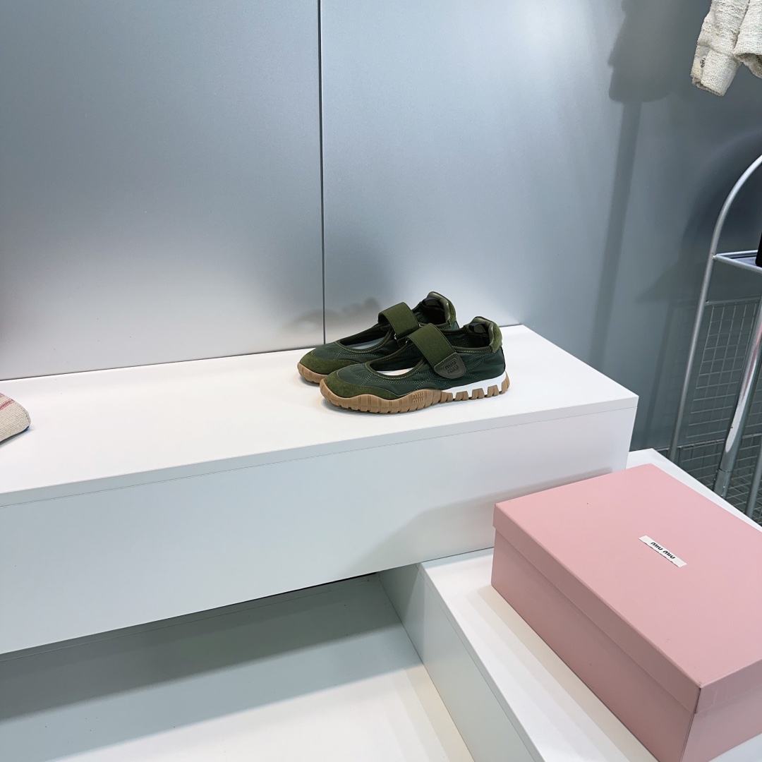 NO:405343,High quality!  Top quality MiuMiu 25 spring and summer new cookie shoes Velcro Marie Jane Forrest Gump shoes Casual sports shoes!  The latest hit, avant-garde and bold design, Miu's style is integrated into the simple lines of this thick-soled silk rain cloth Mary Jane design!  The chic logo is decorated on the tongue and back of the shoe, embellished with retro design, adding iconic elements!  Thick sole design defines avant-garde modern style. The upper is made of original custom nylon material/pinniu reverse velvet. The inner foot pad is original breathable mesh. The original mold-opening anti-slip rubber outsole. Size: 35-40 (40 customization is not returned or exchanged) with original packaging, slippers, miumiu, mary jane, sneakers, slippers, real silk19860909高品质！顶级品质 MiuMiu 缪缪 25春夏新款饼干鞋魔术贴玛丽珍阿甘鞋休闲运动鞋！ 最新爆款 前卫大胆的设计,Miu家风格融于此款厚底真丝雨布玛丽珍设计的简约线条！ 别致徽标饰于鞋舌与背面,点缀复古设计,平添标志性元素！厚底设计定义前卫的现代风格 鞋面采用原版定制尼龙料/拼牛反绒 内里垫脚原版透气网布 原版开模防滑橡胶大底 码数:35-40（40定制不退换） 配原版包装,拖鞋,miumiu,mary jane,sneakers,slippers,real silk,Women's Shoes