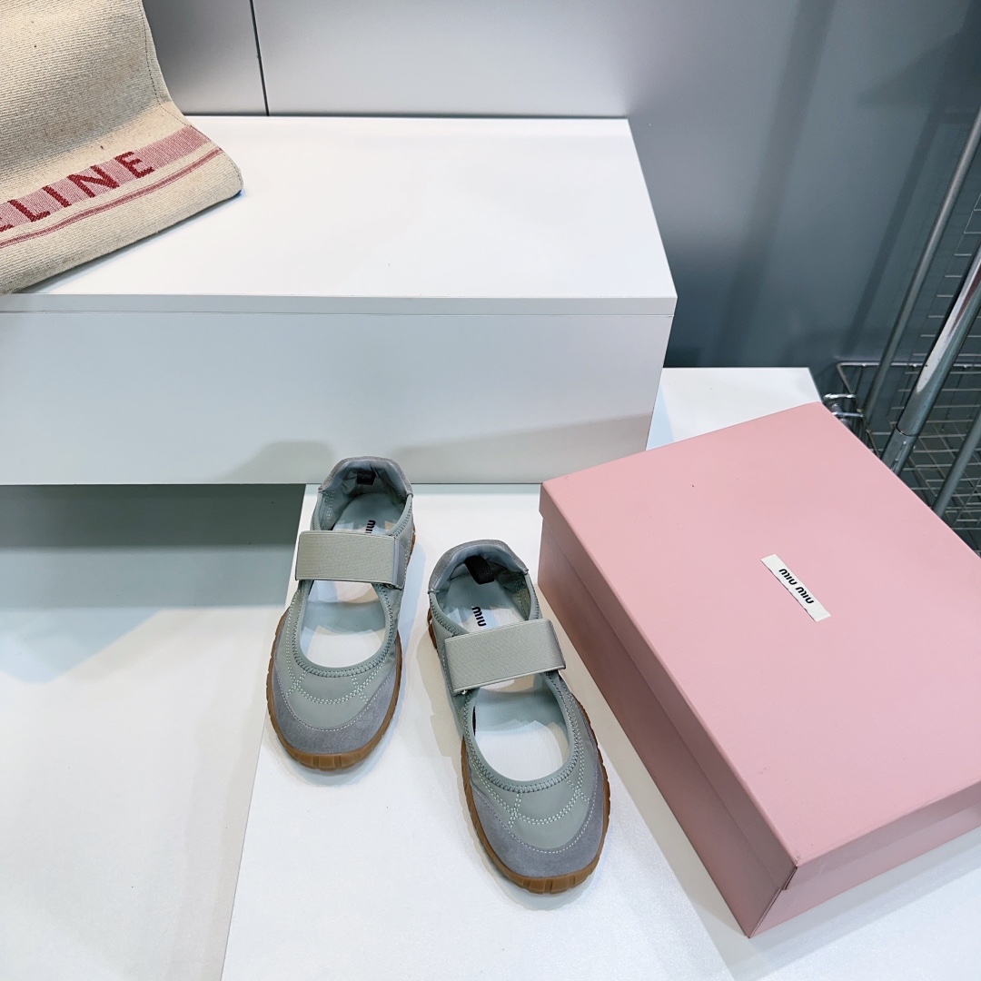 NO:260252,MiuMiu 25 spring and summer new cookie shoes Velcro Marie Jane Forrest Gump shoes Casual sports shoes!  The latest hit, avant-garde and bold design, Miu's style is integrated into the simple lines of this thick-soled silk rain cloth Mary Jane design!  The chic logo is decorated on the tongue and back of the shoe, embellished with retro design, adding iconic elements!  Thick sole design defines avant-garde modern style. The upper is made of original custom nylon material/pinniu reverse velvet. The inner foot pad is original breathable mesh. The original mold-opening anti-slip rubber outsole. Size: 35-40 (40 customization is not returned or exchanged) with original packaging, casual shoes/sports shoes, miumiu, mary jane, sneakers, real silk19860909MiuMiu 缪缪 25春夏新款饼干鞋魔术贴玛丽珍阿甘鞋休闲运动鞋！ 最新爆款 前卫大胆的设计,Miu家风格融于此款厚底真丝雨布玛丽珍设计的简约线条！ 别致徽标饰于鞋舌与背面,点缀复古设计,平添标志性元素！厚底设计定义前卫的现代风格 鞋面采用原版定制尼龙料/拼牛反绒 内里垫脚原版透气网布 原版开模防滑橡胶大底 码数:35-40（40定制不退换） 配原版包装,休闲鞋/运动鞋,miumiu,mary jane,sneakers,real silk,Women's Shoes