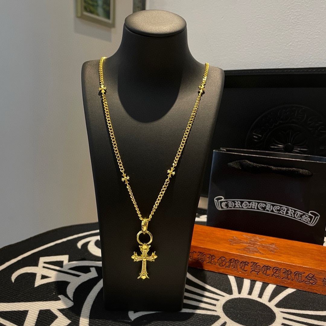 NO:107491,New [Counter Quality] Chrome Hearts Croxin Classic golden cross necklace Full-diamond cross pendant Different pattern design styles present unique cross Scout flowers are Croxin's ambitions, so they last longer. Genuine version of Chrome Hearts Croxin, differentiated from the market, benchmarked on the quality of the version, looking at the details of the letter printing, retro old gray oxygen level. Seiko version!  !  !  Pure handmade ~ Authentic model opening must-have fashion and fashion, both men and women can wear it, same style for couples, original official website, rock punk style silver style, retro elements, trendy and versatile!  , jewelry boutique, chrome hearts, chrome hearts, necklace, gold19860909新款【专柜品质】Chrome Hearts克罗心 经典黄金色十字架项链 满钻十字架吊坠 凹凸造型不同的花纹设计风格 呈现出与众不同 十字架 童军花是克罗心的志 所以更经久不衰 正品打版Chrome Hearts克罗心 区别市场普通轻版 对版对标品质 看字印细节 复古做旧灰氧程度.精工版本！！！ 纯手工打造 ～正品开模潮流时尚必备 男女均可佩戴 情侣同款 官网原版 摇滚朋克泰银风格 复古元素 潮流百搭！,饰品精品,chrome hearts,chrome hearts,necklace,gold,Jewelry
