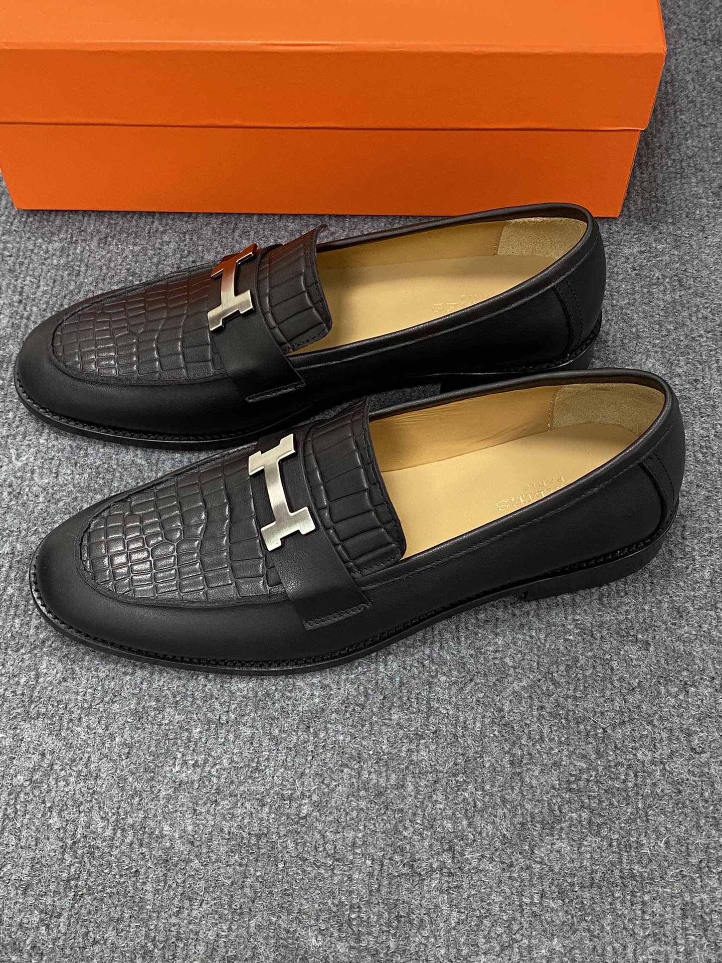 NO:275346,The popular Hermas counter original shoes, the upper uses imported calfskin ten cowhide inner lining, original metal fastener, original genuine leather injection sole!  Soft sole soft-faced car shoes. versatile series!  The real thing is better than the picture and the code is 39-44. (. Custom made 38.45.46.47.48), hermes, cowhide19860909爆款爱玛仕专柜原版鞋,鞋面采用进口小牛皮十牛皮内里,原版金属扣件,原版真皮注射大底！软底软面车鞋.百搭系列！实物比图片好看码数39一44.(.订做38.45.46.47.48),,hermes,cowhide,Men's shoes