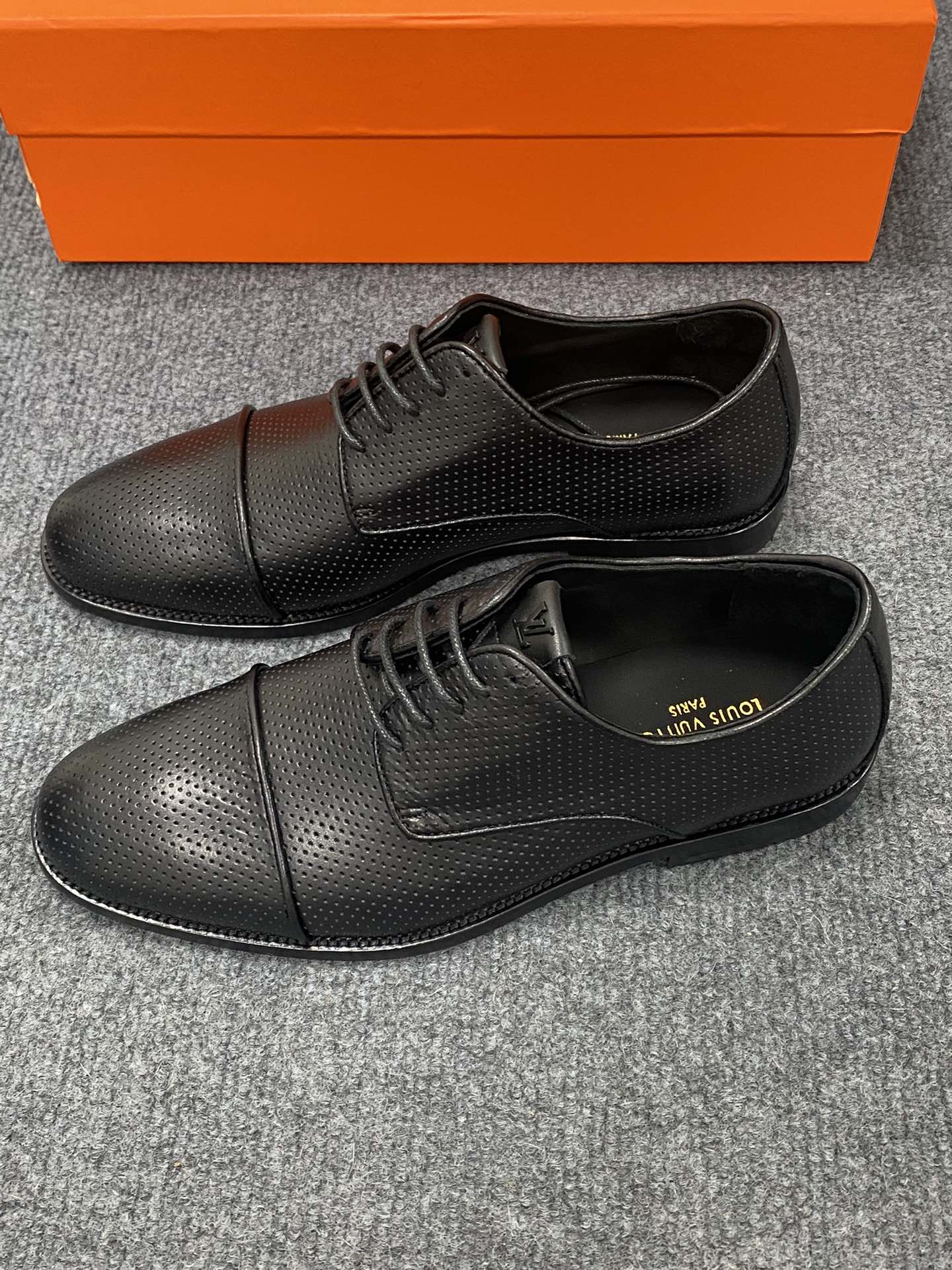 NO:275348,The popular LV counter original shoes, the upper uses imported calfskin ten cowhide inner lining, original metal fastener, original genuine leather injection sole!  Soft sole soft-faced car shoes. versatile series!  The real thing is better than the picture and the code is 39-44. (. Custom made 38.45.46.47.48), louis vuitton,cowhide19860909爆款LV专柜原版鞋,鞋面采用进口小牛皮十牛皮内里,原版金属扣件,原版真皮注射大底！软底软面车鞋.百搭系列！实物比图片好看码数39一44.(.订做38.45.46.47.48),,louis vuitton,cowhide,Men's shoes