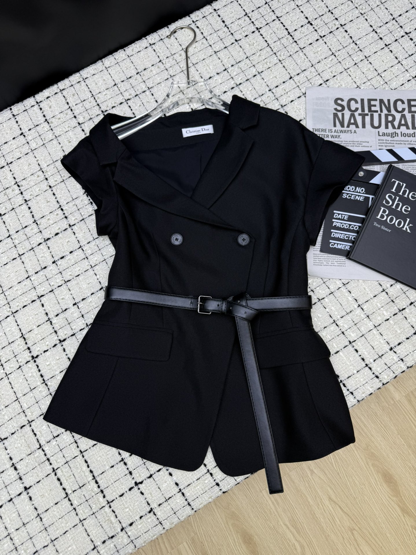 NO:607577,Dio*25 new summer style, oblique shoulder V-neck belt waist blazer, treasure blazer, looks good no matter with mesh skirt, shorts, long skirt, full of temperament, three-dimensional and stylish version, slim and slim, more daily and casual, can be worn in various occasions, neat and elegant, classic double-breasted, with CD belt to tighten the waist to easily wear a good figure, two-color SML1, dior, skirts, shorts, jackets & coats, business suit, alexander  wang19860909Dio*25夏季新款 斜肩V领皮带收腰西装外套 宝藏西装小外套 不管搭配网纱半裙、短裤、长半裙都很好看 气质感满满 版型立体有型 修身显瘦 比较日常 有休闲感 各种场合都能穿 利落大气 经典双排扣 搭配了CD腰带收腰轻松穿出好身材 两色SML1,,dior,skirts,shorts,jackets & coats,business suit,alexander wang,Women's clothing