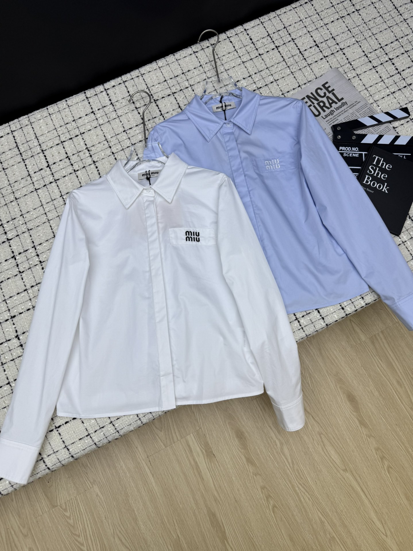 NO:328426,Miumi*25 spring and summer new style embroidered logo lapel shirt very clean and summery feeling full of vitality A refreshing feeling Whoever wears is a vibrant girl Fashionable and casual chill relaxed feeling Two-color SML,,miumiu,shirts,alexander wang19860909Miumi*25春夏新款 刺绣logo翻领衬衫 很干净又夏天的感觉 元气满满 一抹清新的感觉 谁穿谁是元气少女 时髦又随意的chill松弛感 两色SML,,miumiu,shirts,alexander wang,Women's clothing