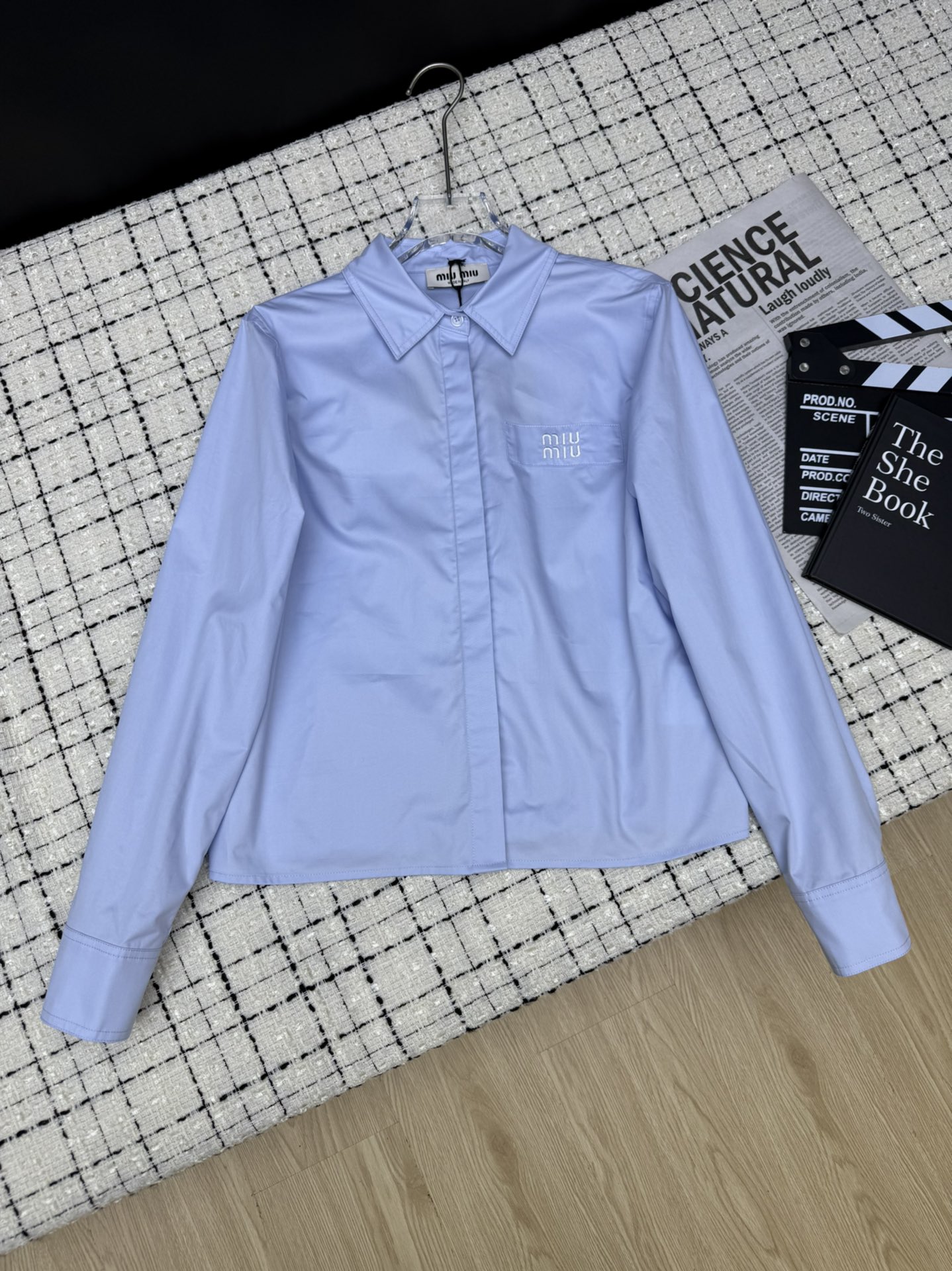 NO:328422,Miumi*25 spring and summer new style embroidered logo lapel shirt very clean and summery feeling full of vitality A refreshing feeling Whoever wears is a vibrant girl Fashionable and casual chill relaxed feeling Two-color SML,,miumiu,shirts,alexander wang19860909Miumi*25春夏新款 刺绣logo翻领衬衫 很干净又夏天的感觉 元气满满 一抹清新的感觉 谁穿谁是元气少女 时髦又随意的chill松弛感 两色SML,,miumiu,shirts,alexander wang,Women's clothing