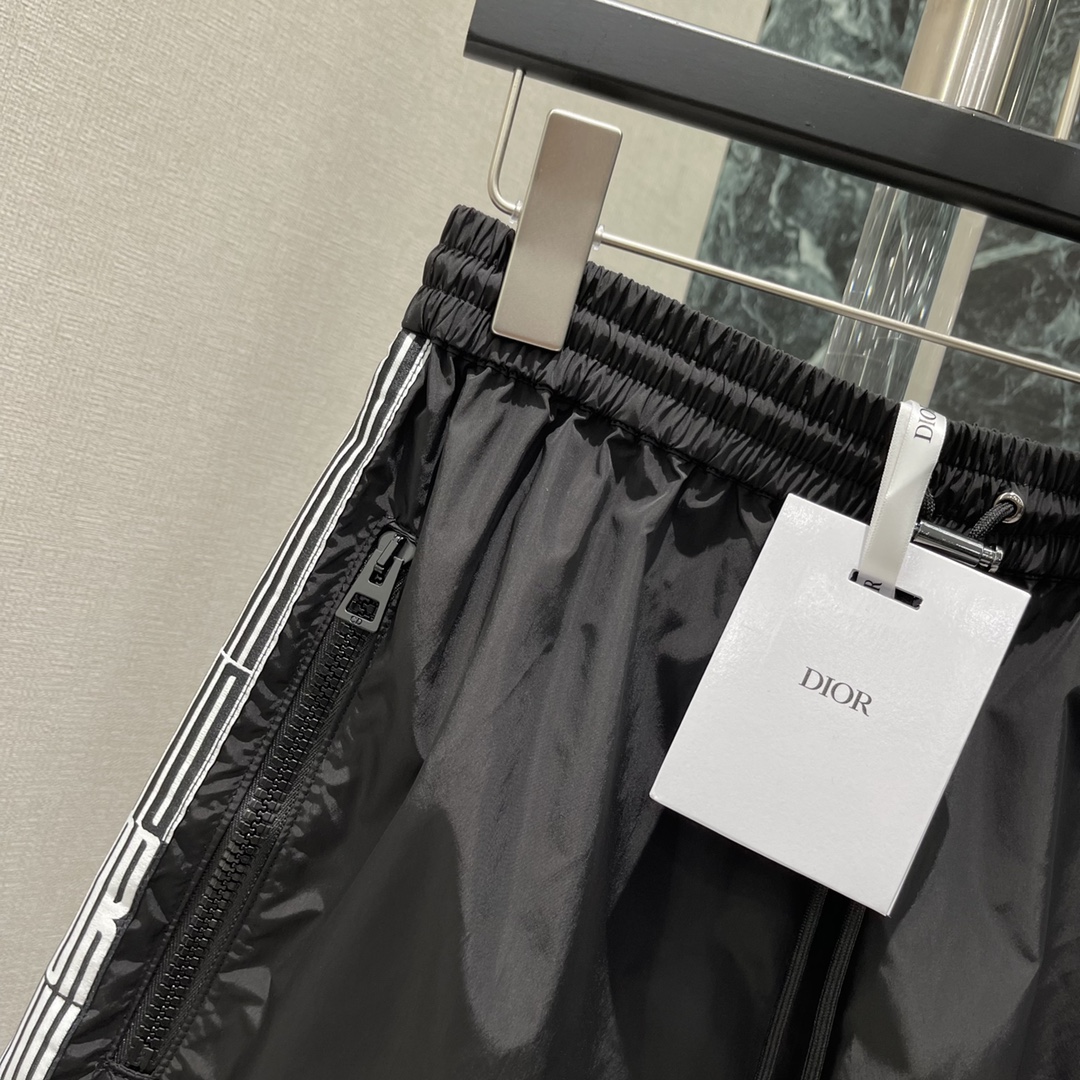 “2025 Summer Female Suit Collection: Custom-Styled, All-Colored, Four-Season Singles with Side-Lined Stripings” - 图片 4