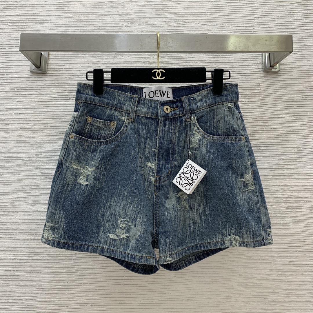 NO:328896,Model number D25031548 LOEW* new high-end custom washed denim cotton fabric, original letter logo hardware accessories, fashionable and personalized wear-decorated mid-high waist denim shorts!  (M size waist circumference 70, hip circumference 92, pants length 34), loewe, shorts, alexander wang19860909款号D25031548 LOEW*新款高端定制洗水牛仔棉面料、原版字母logo五金配件、时尚个性磨破装饰中高腰牛仔短裤！（M码腰围70,臀围92,裤长34）,,loewe,shorts,alexander wang,Women's clothing