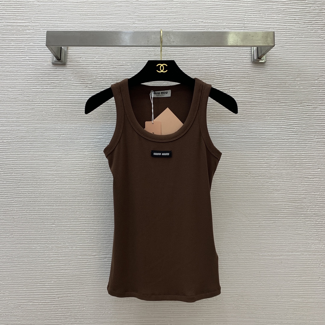NO:329561,Model number D25031525 MIUMI*U Miaojia new model high-end custom classic letter logo small logo thread cotton elastic slim fit vest top!  Brown, black, (M size bust 68, 55 length), Miumiu, alexander wang19860909款号D25031525 MIUMI*U缪家新款 高端定制经典字母logo小标志螺纹棉弹力修身显瘦背心上衣！棕色、黑色、（M码胸围68,衣长55）,,miumiu,alexander wang,Women's clothing
