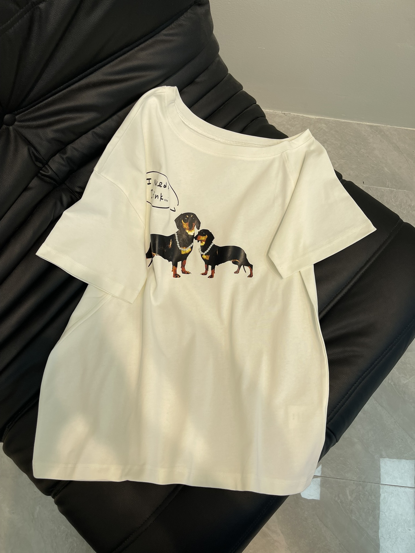 NO:318761,MARKGON*25 spring and summer new dog printed diagonal shoulder short-sleeved T-shirt top, American sweetheart diagonal shoulder short-sleeved T-shirt, spicy, treasures, a super American hot girl diagonal shoulder short-sleeved T-shirt  The shirt must be shared with you. The entire shirt is controlled by its design. The off-shoulder design boldly exposes one-sided shoulders, which inadvertently exudes casualness and unruly. The American street feels instantly full. Moreover, this asymmetrical design makes you look slim and easily creates right-angle shoulders. Visually, it directly adds points to the body proportions. The fabric is also something I love very much. It is soft and skin-friendly, and it is very comfortable to wear close to the body, and it will not be tucked at all. The breathability is also great. Even if the summer is hot, it can be kept refreshing and not stuffy. It is even more unique. Paired with low-waisted jeans, you will become an American hot girl in seconds. You will be very popular when walking on the street. You will wear sports shorts and wear them when you exercise or exercise. It is full of vitality, fashion and comfort. When you wear it, you will become the focus of the crowd and easily create a high-recognition look. The treasures are done with new things. Let us go to a new level this summer.  SML, shorts, jeans, T-shirt, tees, t-shirt, alexander wang19860909MARKGON*25春夏新款狗狗印花斜开肩短袖T恤上衣,美式甜心斜肩短袖 T 恤,辣度超标啦,宝子们,一款超绝的美式辣妹斜肩短袖 T 恤,必须分享给你们,一整个被它的设计拿捏住,斜肩设计,大胆露出单边肩头,不经意间散发随性与不羁,美式街头感瞬间拉满,而且这种不对称设计超显瘦,轻松营造直角肩,视觉上直接给身材比例狠狠加分,面料也是我超爱的一点,柔软亲肤,贴身穿超舒服,完全不会扎.透气性也杠杠滴,就算夏日炎炎,也能保持清爽,不会有闷热感,穿搭更是一绝,搭配低腰牛仔裤,秒变美式辣妹,走在街上回头率爆表,搭个运动短裤,去健身或者运动时穿,活力满满,时尚感和舒适度兼得,穿上直接成为人群焦点,轻松打造高辨识度look,宝子们冲就完事儿新,让我们一起在这个夏天辣出新高度. 码数SML,,shorts,jeans,T-shirt,tees，t-shirt,alexander wang,Women's clothing