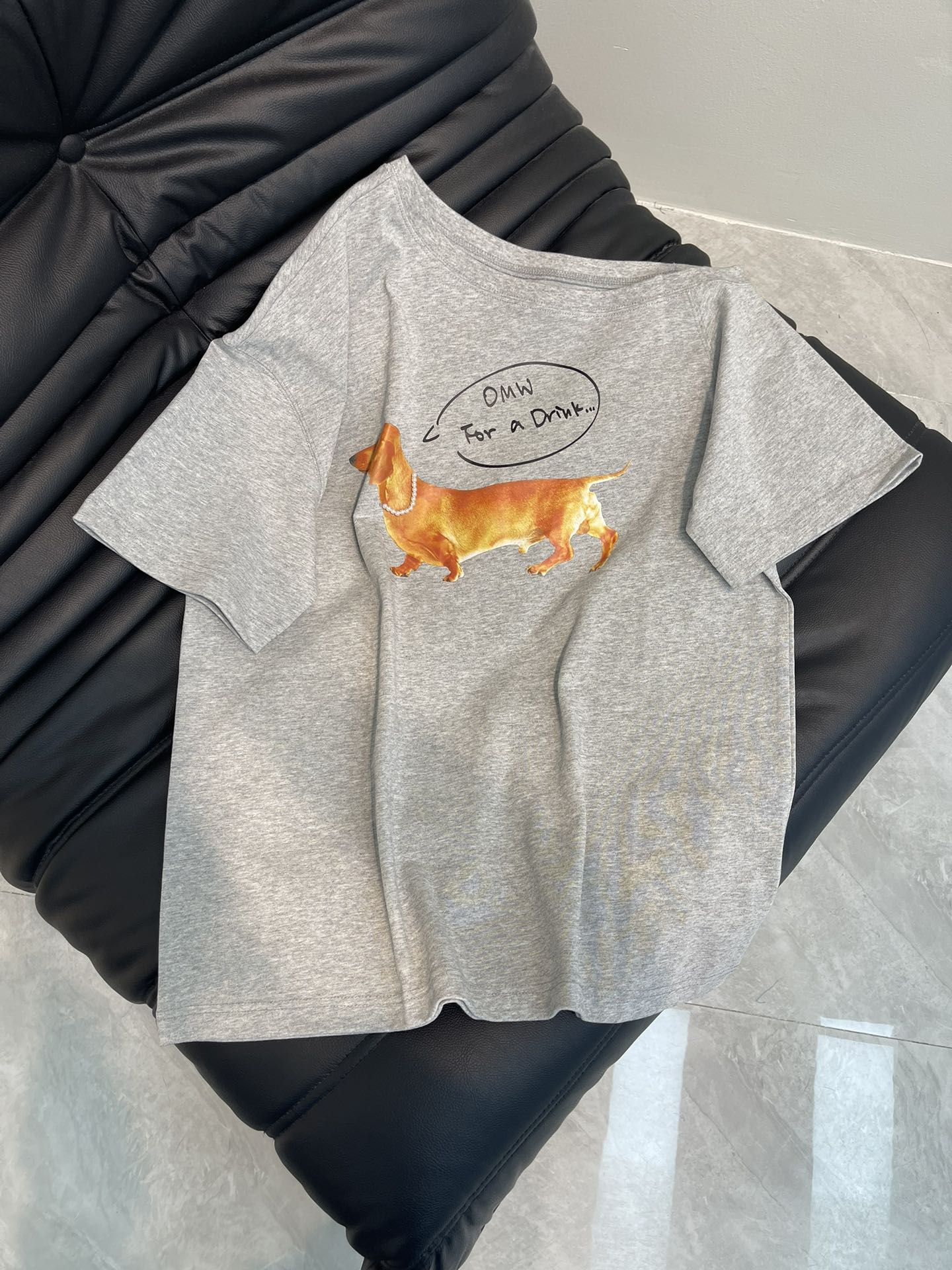 NO:318758,MARKGON*25 spring and summer new dog printed diagonal shoulder short-sleeved T-shirt top, American sweetheart diagonal shoulder short-sleeved T-shirt, spicy, treasures, a super American hot girl diagonal shoulder short-sleeved T-shirt  The shirt must be shared with you. The entire shirt is controlled by its design. The off-shoulder design boldly exposes one-sided shoulders, which inadvertently exudes casualness and unruly. The American street feels instantly full. Moreover, this asymmetrical design makes you look slim and easily creates right-angle shoulders. Visually, it directly adds points to the body proportions. The fabric is also something I love very much. It is soft and skin-friendly, and it is very comfortable to wear close to the body, and it will not be tucked at all. The breathability is also great. Even if the summer is hot, it can be kept refreshing and not stuffy. It is even more unique. Paired with low-waisted jeans, you will become an American hot girl in seconds. You will be very popular when walking on the street. You will wear sports shorts and wear them when you exercise or exercise. It is full of vitality, fashion and comfort. When you wear it, you will become the focus of the crowd and easily create a high-recognition look. The treasures are done with new things. Let us go to a new level this summer.  SML, shorts, jeans, T-shirt, tees, t-shirt, alexander wang19860909MARKGON*25春夏新款狗狗印花斜开肩短袖T恤上衣,美式甜心斜肩短袖 T 恤,辣度超标啦,宝子们,一款超绝的美式辣妹斜肩短袖 T 恤,必须分享给你们,一整个被它的设计拿捏住,斜肩设计,大胆露出单边肩头,不经意间散发随性与不羁,美式街头感瞬间拉满,而且这种不对称设计超显瘦,轻松营造直角肩,视觉上直接给身材比例狠狠加分,面料也是我超爱的一点,柔软亲肤,贴身穿超舒服,完全不会扎.透气性也杠杠滴,就算夏日炎炎,也能保持清爽,不会有闷热感,穿搭更是一绝,搭配低腰牛仔裤,秒变美式辣妹,走在街上回头率爆表,搭个运动短裤,去健身或者运动时穿,活力满满,时尚感和舒适度兼得,穿上直接成为人群焦点,轻松打造高辨识度look,宝子们冲就完事儿新,让我们一起在这个夏天辣出新高度. 码数SML,,shorts,jeans,T-shirt,tees，t-shirt,alexander wang,Women's clothing