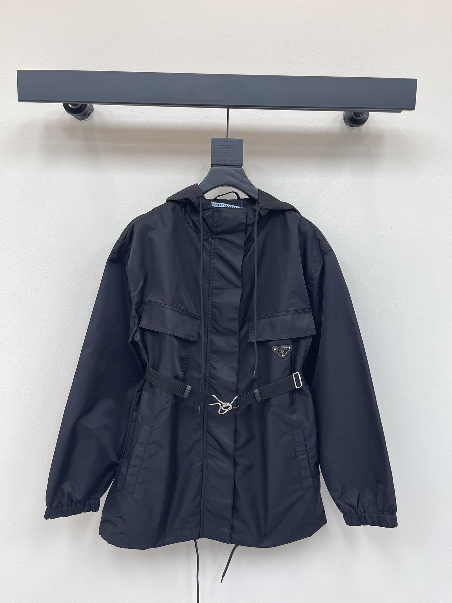 NO:794247,Prad*26 new belted hooded jacket, customized YB imported assault nylon material, stiff and stylish, high quality, hooded drawstring, loose jacket style, invisible placket design details to reflect texture, symmetrical flap pockets with letter triangle logo on the chest, highlighting the brand's fashion tone, elastic cuffs, belt integrated with blessing, stronger and more flexible wrapping, showing casual and fashionable style, can show fashionable charm in daily leisure or outdoor sports SML  A,,prada,jackets & coats,jackets & coats,hats,19860909Prad*26新品腰带连帽夹克冲锋衣外套 定制YB进口冲锋尼龙材质 挺括有型 质感上乘 连帽抽绳宽松冲锋衣版型 隐形衣襟设计细节体现质感 胸前对称翻盖口袋搭配字母三角标 彰显品牌时尚调性 袖口松紧收口 腰带融入加持 包裹性更强更灵便 尽显休闲时髦格调 无论日常休闲还是户外运动都能展现时尚魅力 SML A,,prada,jackets & coats,jackets & coats,hats,,Women's clothing