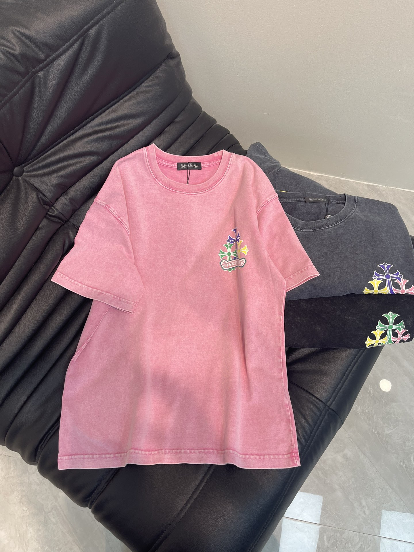 NO:318755,Chrome Heart* 25 spring and summer new ironing cross-label short-sleeved T-shirt. The wash fabric is uniquely designed and combines the brand's fashion elements, presented with exquisite ironing craftsmanship, showing the beauty of art in the cross-section. The pattern combines retro and mysterious elements, making people feel a unique artistic charm and cultural heritage. This T-shirt can make you the focus, easily control various styles, and show your personality charm. The same style as men and women!  S-XL, chrome hearts, chrome hearts, T-shirt, tees, t-shirt, alexander wang19860909Chrome Heart*克罗心25春夏新款烫钻十字标短袖T恤. 水洗面料,设计独特,融合了品牌的时尚元素,以精致的烫钻工艺呈现,十字交错间尽显艺术之美.图案融合了复古与神秘元素, 让人感受到一种独特的艺术魅力与文化底蕴.这款T恤都能让你成为焦点,轻松驾驭各种风格,展现个性魅力.男女同款！S-XL,,chrome hearts,chrome hearts,T-shirt,tees，t-shirt,alexander wang,Women's clothing