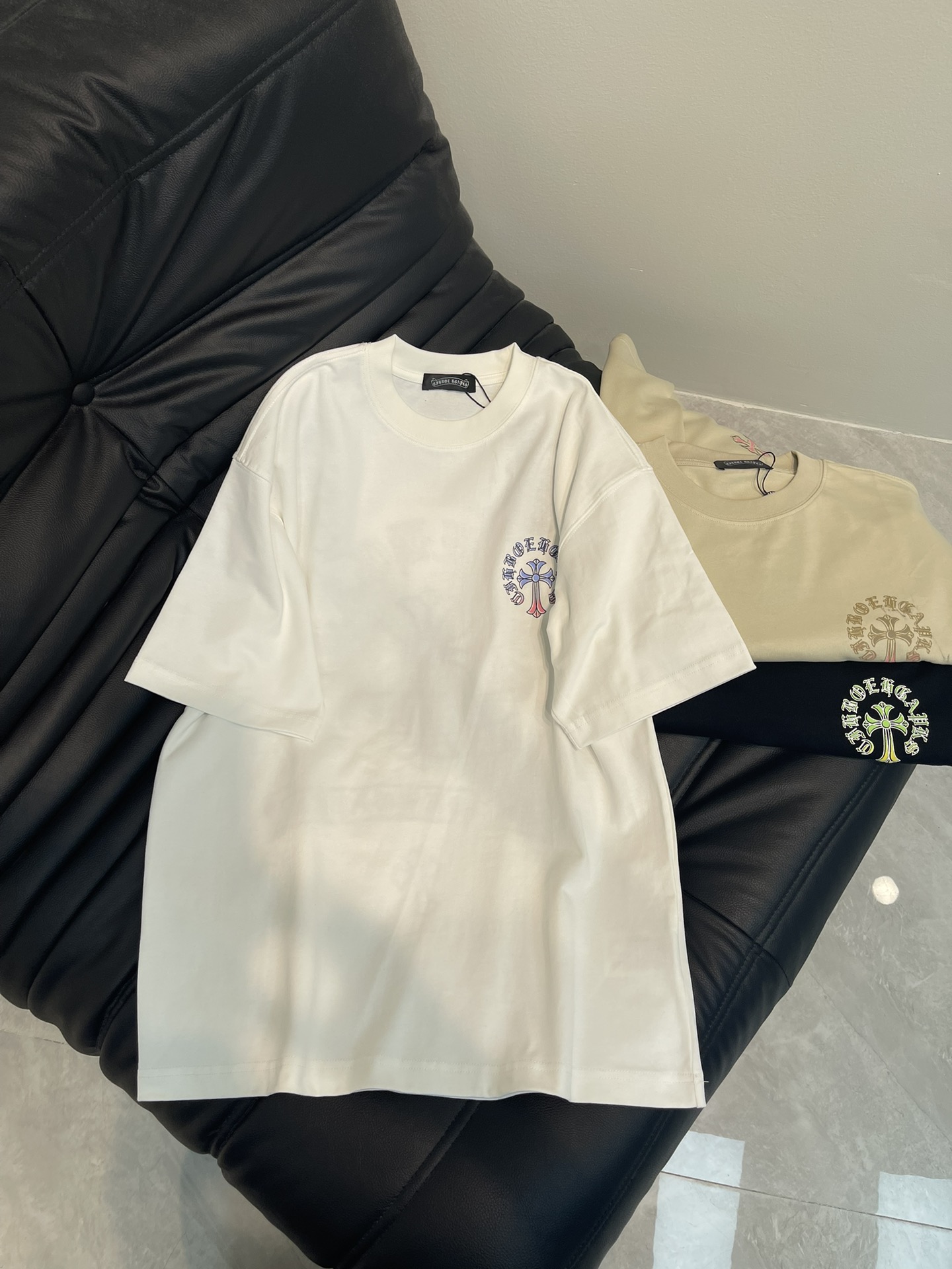 NO:318752,Chrome Heart* 25 spring and summer new ironing cross-label short-sleeved T-shirt. The wash fabric is uniquely designed and combines the brand's fashion elements, presented with exquisite ironing craftsmanship, showing the beauty of art in the cross-section. The pattern combines retro and mysterious elements, making people feel a unique artistic charm and cultural heritage. This T-shirt can make you the focus, easily control various styles, and show your personality charm. The same style as men and women!  S-XL, chrome hearts, chrome hearts, T-shirt, tees, t-shirt, alexander wang19860909Chrome Heart*克罗心25春夏新款烫钻十字标短袖T恤. 水洗面料,设计独特,融合了品牌的时尚元素,以精致的烫钻工艺呈现,十字交错间尽显艺术之美.图案融合了复古与神秘元素, 让人感受到一种独特的艺术魅力与文化底蕴.这款T恤都能让你成为焦点,轻松驾驭各种风格,展现个性魅力.男女同款！S-XL,,chrome hearts,chrome hearts,T-shirt,tees，t-shirt,alexander wang,Women's clothing