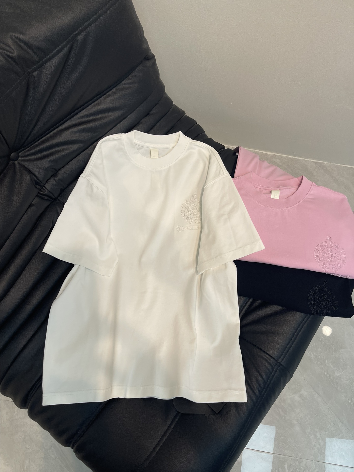 NO:318749,Chrome Heart* 25 spring and summer new ironing cross-label short-sleeved T-shirt. It has a unique design, integrating the brand's fashion elements, presented with exquisite ironing craftsmanship, showing the beauty of art in the cross-section. The patterns combine retro and mysterious elements, making people feel a unique artistic charm and cultural heritage. This T-shirt can make you the focus, easily control various styles, and show your personality charm. The same style as men and women!  S-XL, chrome hearts, chrome hearts, T-shirt, tees, t-shirt, alexander wang19860909Chrome Heart*克罗心25春夏新款烫钻十字标短袖T恤. 设计独特,融合了品牌的时尚元素,以精致的烫钻工艺呈现,十字交错间尽显艺术之美.图案融合了复古与神秘元素, 让人感受到一种独特的艺术魅力与文化底蕴.这款T恤都能让你成为焦点,轻松驾驭各种风格,展现个性魅力.男女同款！S-XL,,chrome hearts,chrome hearts,T-shirt,tees，t-shirt,alexander wang,Women's clothing