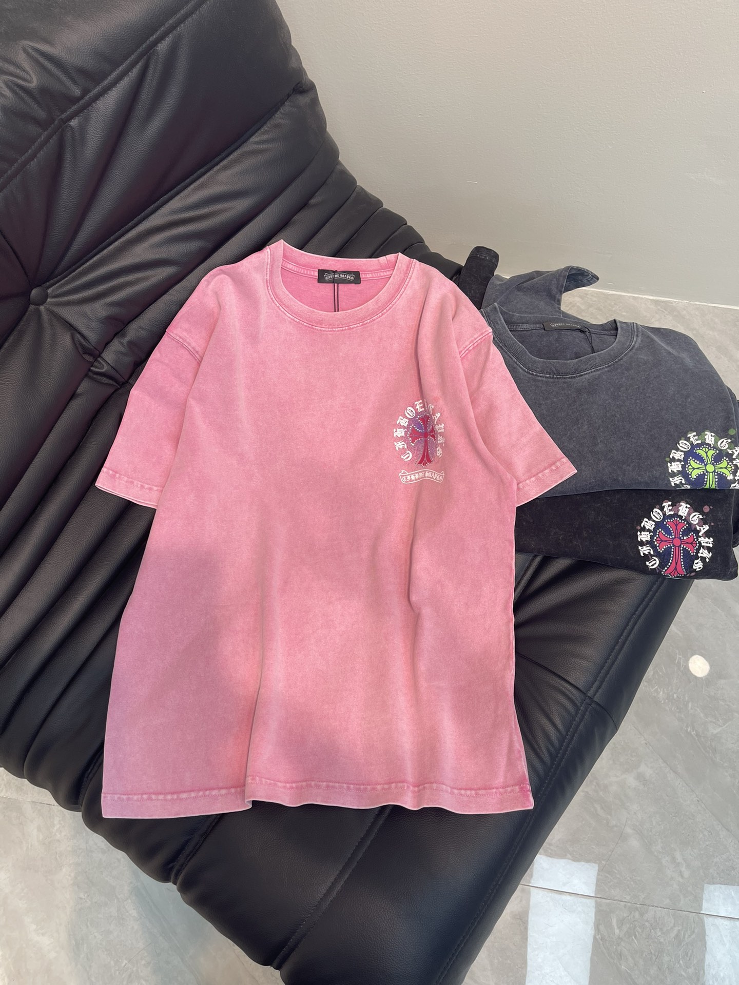 NO:318746,Chrome Heart* 25 spring and summer new ironing cross-label short-sleeved T-shirt. The wash fabric is uniquely designed and combines the brand's fashion elements, presented with exquisite ironing craftsmanship, showing the beauty of art in the cross-section. The pattern combines retro and mysterious elements, making people feel a unique artistic charm and cultural heritage. This T-shirt can make you the focus, easily control various styles, and show your personality charm. The same style as men and women!  S-XL, chrome hearts, chrome hearts, T-shirt, tees, t-shirt, alexander wang19860909Chrome Heart*克罗心25春夏新款烫钻十字标短袖T恤. 水洗面料,设计独特,融合了品牌的时尚元素,以精致的烫钻工艺呈现,十字交错间尽显艺术之美.图案融合了复古与神秘元素, 让人感受到一种独特的艺术魅力与文化底蕴.这款T恤都能让你成为焦点,轻松驾驭各种风格,展现个性魅力.男女同款！S-XL,,chrome hearts,chrome hearts,T-shirt,tees，t-shirt,alexander wang,Women's clothing