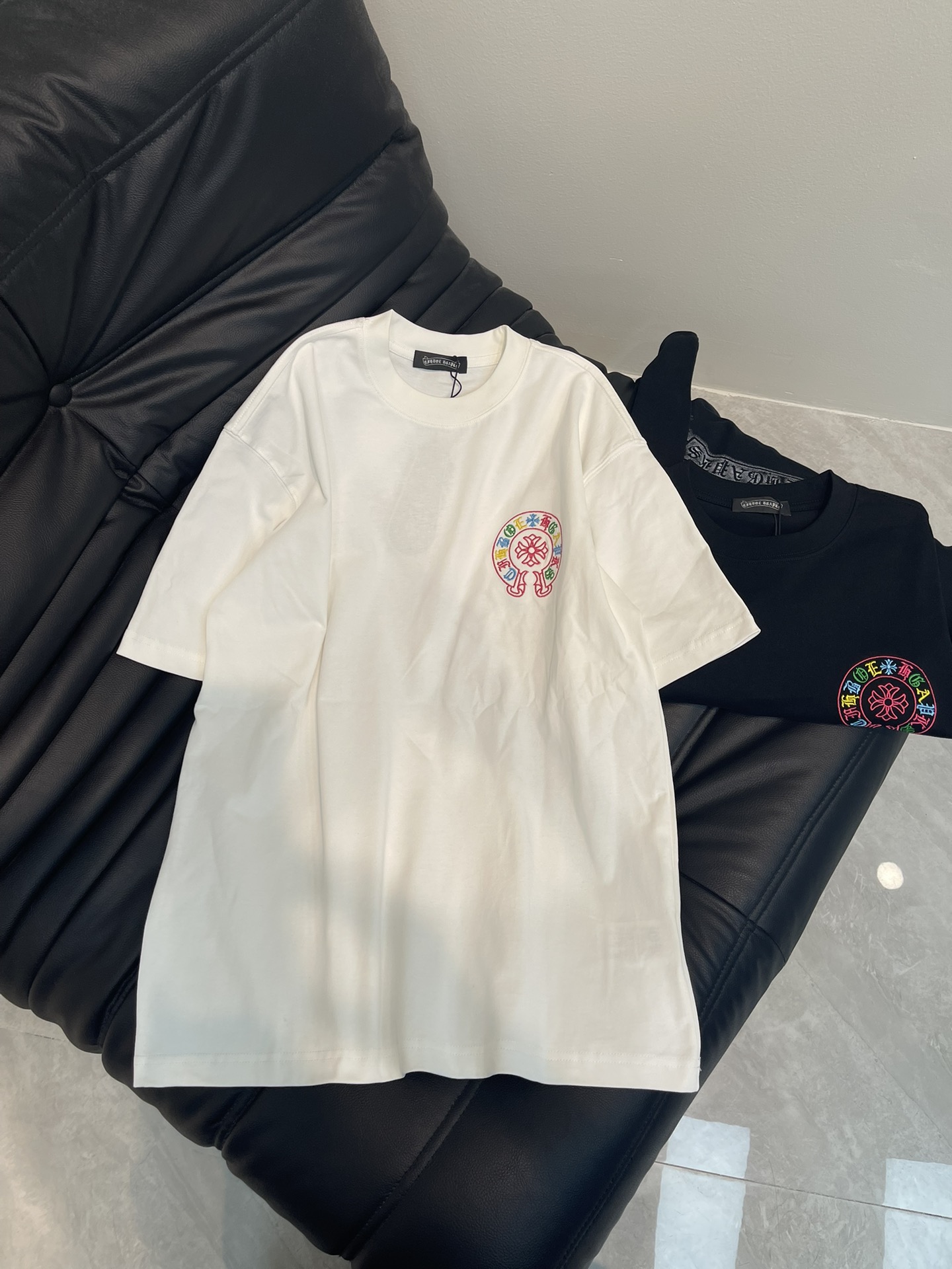 NO:318743,Chrome Heart* 25 spring and summer new ironing cross-label short-sleeved T-shirt. It has a unique design, integrating the brand's fashion elements, presented with exquisite ironing craftsmanship, showing the beauty of art in the cross-section. The patterns combine retro and mysterious elements, making people feel a unique artistic charm and cultural heritage. This T-shirt can make you the focus, easily control various styles, and show your personality charm. The same style as men and women!  S-XL, chrome hearts, chrome hearts, T-shirt, tees, t-shirt, alexander wang19860909Chrome Heart*克罗心25春夏新款烫钻十字标短袖T恤. 设计独特,融合了品牌的时尚元素,以精致的烫钻工艺呈现,十字交错间尽显艺术之美.图案融合了复古与神秘元素, 让人感受到一种独特的艺术魅力与文化底蕴.这款T恤都能让你成为焦点,轻松驾驭各种风格,展现个性魅力.男女同款！S-XL,,chrome hearts,chrome hearts,T-shirt,tees，t-shirt,alexander wang,Women's clothing