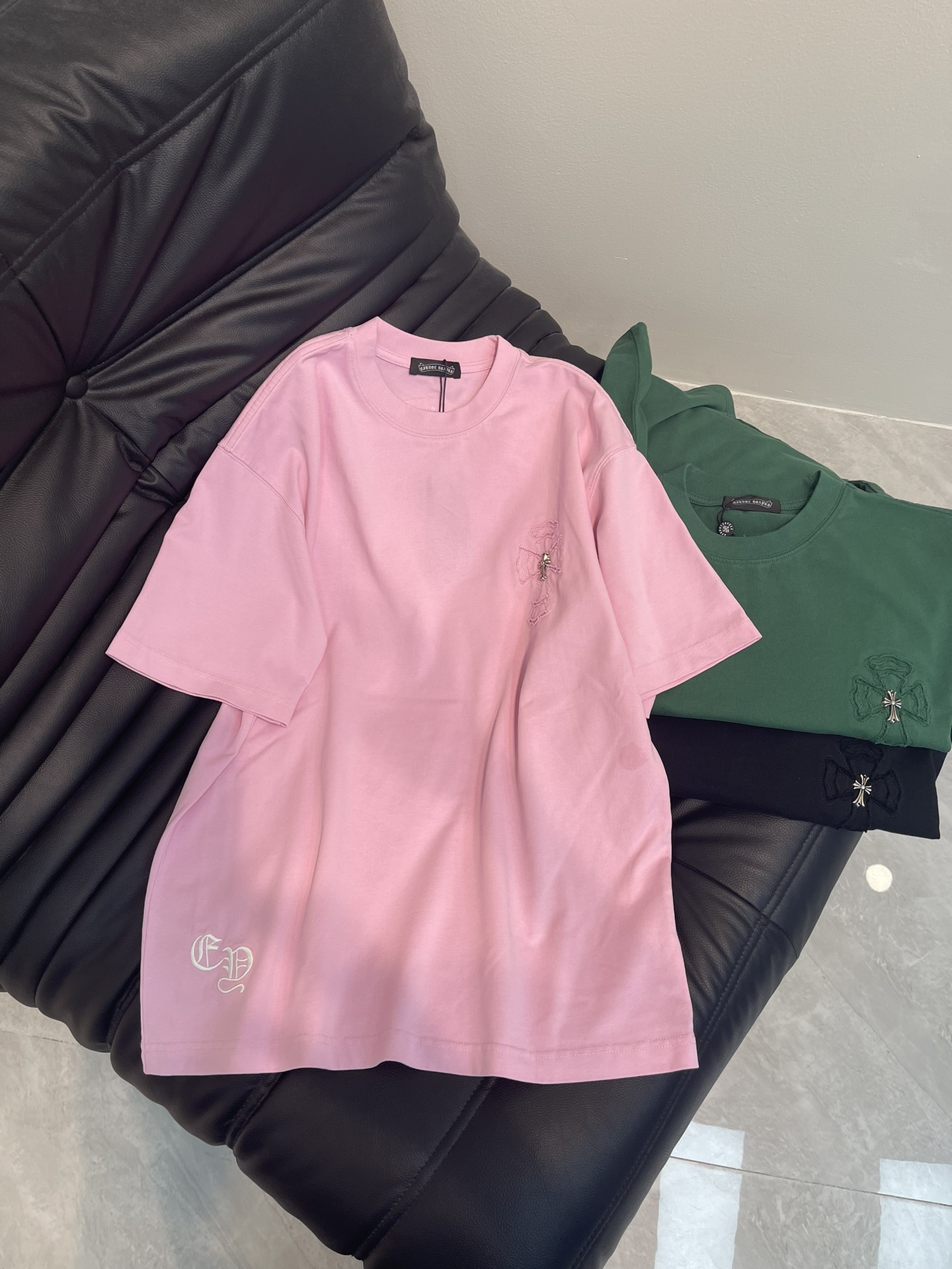 NO:318740,Chrome Heart* 25 spring and summer new ironing cross-label short-sleeved T-shirt. It has a unique design, integrating the brand's fashion elements, presented with exquisite ironing craftsmanship, showing the beauty of art in the cross-section. The patterns combine retro and mysterious elements, making people feel a unique artistic charm and cultural heritage. This T-shirt can make you the focus, easily control various styles, and show your personality charm. The same style as men and women!  S-XL, chrome hearts, chrome hearts, T-shirt, tees, t-shirt, alexander wang19860909Chrome Heart*克罗心25春夏新款烫钻十字标短袖T恤. 设计独特,融合了品牌的时尚元素,以精致的烫钻工艺呈现,十字交错间尽显艺术之美.图案融合了复古与神秘元素, 让人感受到一种独特的艺术魅力与文化底蕴.这款T恤都能让你成为焦点,轻松驾驭各种风格,展现个性魅力.男女同款！S-XL,,chrome hearts,chrome hearts,T-shirt,tees，t-shirt,alexander wang,Women's clothing