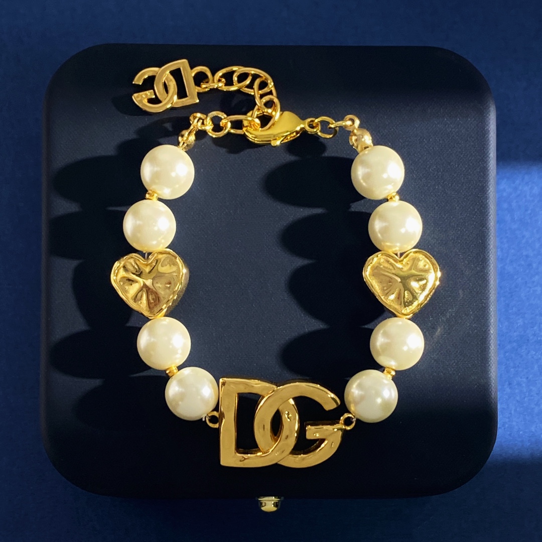 DG94 p133 D.G. Dugarbena, O.K., the D.G., the heart-shaped pearl bracelet, brass material, gold
