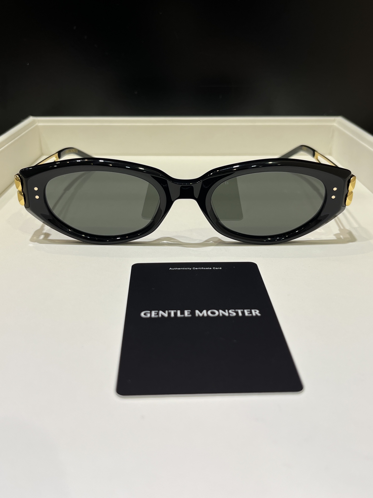 NO:741586,88240GM.Kunst sunglasses, zp-level non-market quality, satisfaction guaranteed. Cat-eye sunglasses, comfortable and anti-scratch, a must-have. Suitable for both men and women. Narrow version is popular this year, Cardia high-end jewelry1986090988240GM.Kunst墨镜 zp级非市面品质,保证满意 款猫眼太阳镜,舒适防嗮必选 男女都适合戴的款式,今年流行窄版,,卡迪亚高端饰品,Jewelry