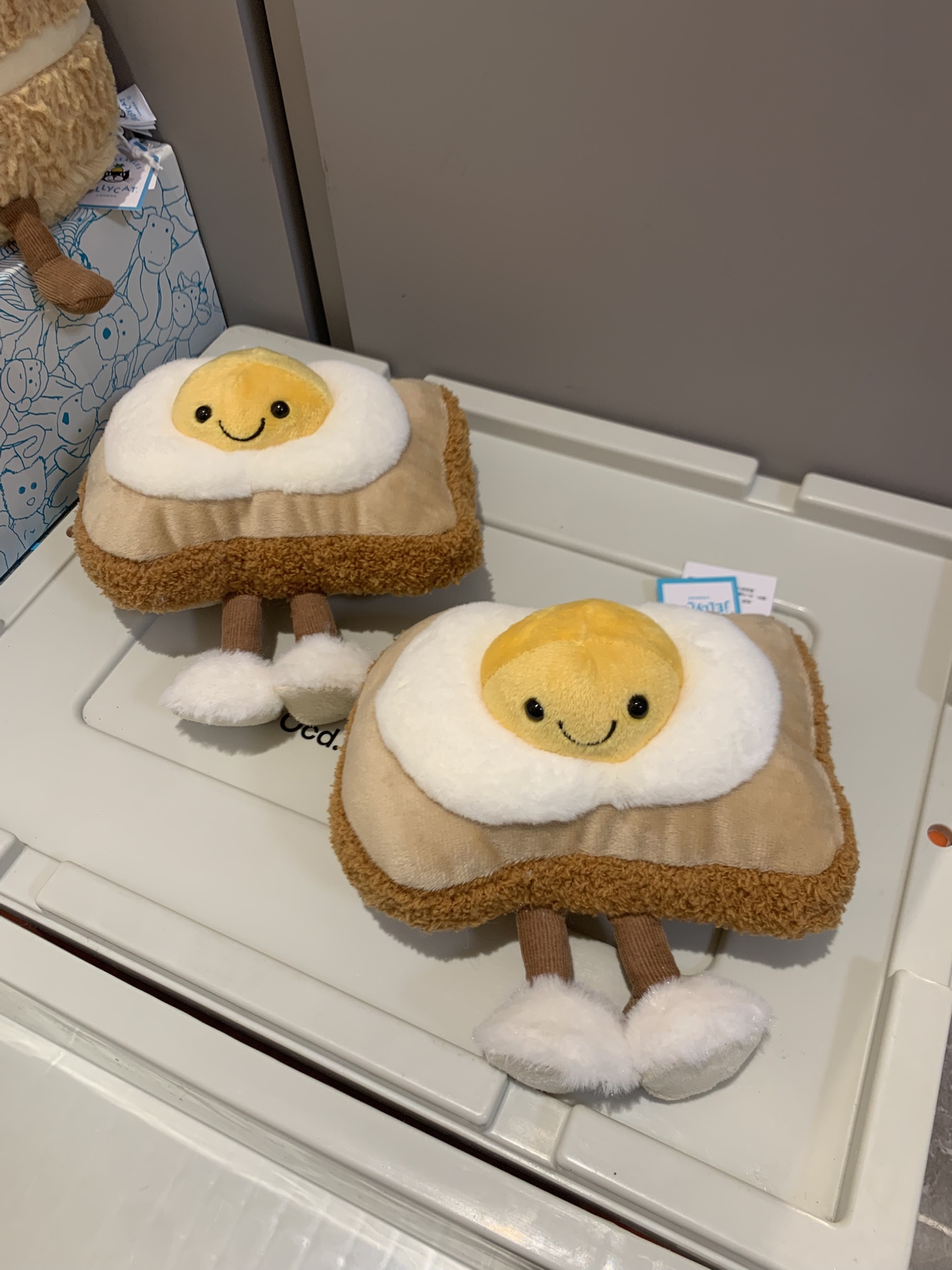 NO:809385,Fun Eggplant Toast is a hugger's breakfast. A sunny-side-up golden and fluffy egg with a bright and smiling yolk resting on a slice of toasted bread with a textured crust. Fun Eggplant Toast has corduroy legs and white plush slippers, whether it's a leisurely Sunday of self-care or the start of a new week on Monday, it's a great start to every day!  Size height 12x16cm, trendy department store Jellycat doll, slippers19860909趣味艾格兰太窝蛋吐司是拥抱达人的早餐 一颗单面煎得金黄蓬松的鸡蛋 蛋黄明亮且带着微笑,躺在一片带有纹理外皮、烤得恰到好处的面包片上. 趣味艾格兰太窝蛋吐司有着灯芯绒腿和白色的毛绒拖鞋 无论是悠闲的自我关怀的周日,还是要面对新一周开始的周一,它每天都能开启美好时光! 尺寸高12x16cm,潮品百货Jellycat公仔,slippers,accessory