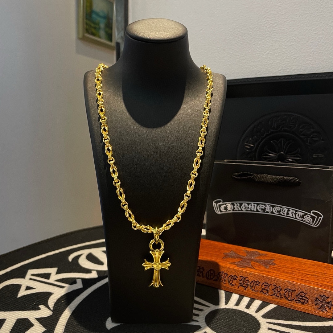 NO:107566,TikTok/Kuaishou/ins/Xiaohongshu/Live Hot, New [Counter Quality] Chrome Hearts Golden Cross Necklace, Peach Hearts Cross Pendant, Different Concave and Convex and Convex Scout Flowers are Croxin's ambition, so they last forever. Genuine version of Chrome Hearts Croxin, different market light version, benchmark quality, look at the details of the letter printing, retro old gray oxygen level. Seiko version!  !  !  Pure handmade ~ Authentic model opening must-have fashion and fashion, both men and women can wear it, same style for couples, original official website, rock punk style silver style, retro elements, trendy and versatile!  , jewelry boutique, chrome hearts, chrome hearts, necklace, gold19860909批 抖音/快手/ins/小红书/直播热门 ,新款【专柜品质】Chrome Hearts克罗心黄金色十字架项链 ,桃心十字架吊坠,凹凸造型不同的花纹设计风格 呈现出与众不同 十字架 童军花是克罗心的志 所以更经久不衰 正品打版Chrome Hearts克罗心 区别市场普通轻版 对版对标品质 看字印细节 复古做旧灰氧程度.精工版本！！！ 纯手工打造 ～正品开模潮流时尚必备 男女均可佩戴 情侣同款 官网原版 摇滚朋克泰银风格 复古元素 潮流百搭！,饰品精品,chrome hearts,chrome hearts,necklace,gold,Jewelry