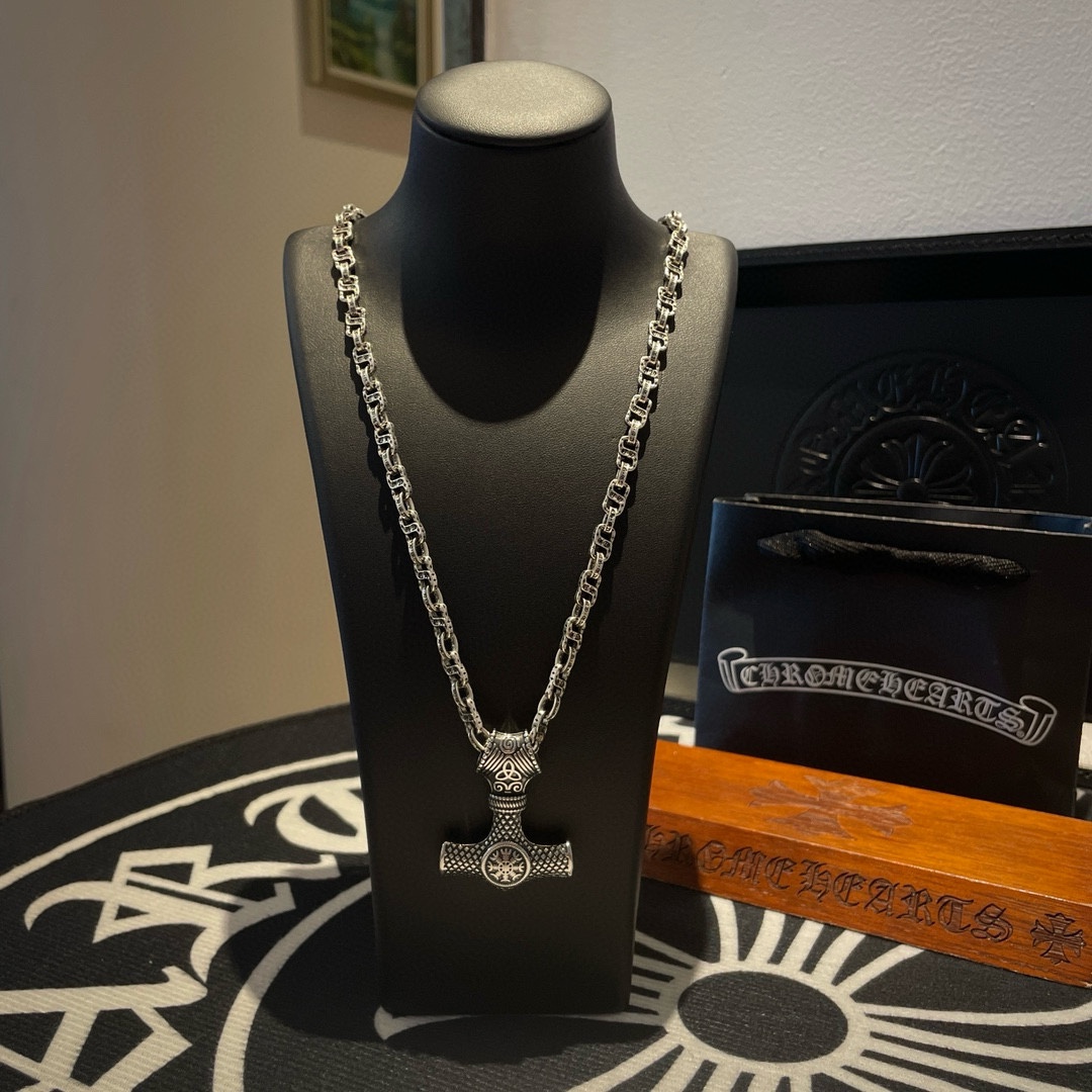 NO:107569,New [Counter Quality] Chrome Hearts Croxin Classic Retro Letter Necklace Personalized Pendant Different Pattern Design Styles Presenting Different Cross Scout Flowers are Croxin's ambitions, so they last longer. Genuine version of Chrome Hearts Croxin Difference to the market ordinary light version, match the quality of the version, look at the details of the letter printing, the degree of retro old gray oxygen. Seiko version!  !  !  Pure handmade ~ Authentic model opening must-have fashion and fashion, both men and women can wear it, same style for couples, original official website, rock punk style silver style, retro elements, trendy and versatile!  , jewelry boutique, chrome hearts, chrome hearts, necklace19860909新款【专柜品质】Chrome Hearts克罗心经典复古字母项链 个性吊坠 凹凸造型不同的花纹设计风格 呈现出与众不同 十字架 童军花是克罗心的志 所以更经久不衰 正品打版Chrome Hearts克罗心 区别市场普通轻版 对版对标品质 看字印细节 复古做旧灰氧程度.精工版本！！！ 纯手工打造 ～正品开模潮流时尚必备 男女均可佩戴 情侣同款 官网原版 摇滚朋克泰银风格 复古元素 潮流百搭！,饰品精品,chrome hearts,chrome hearts,necklace,Jewelry