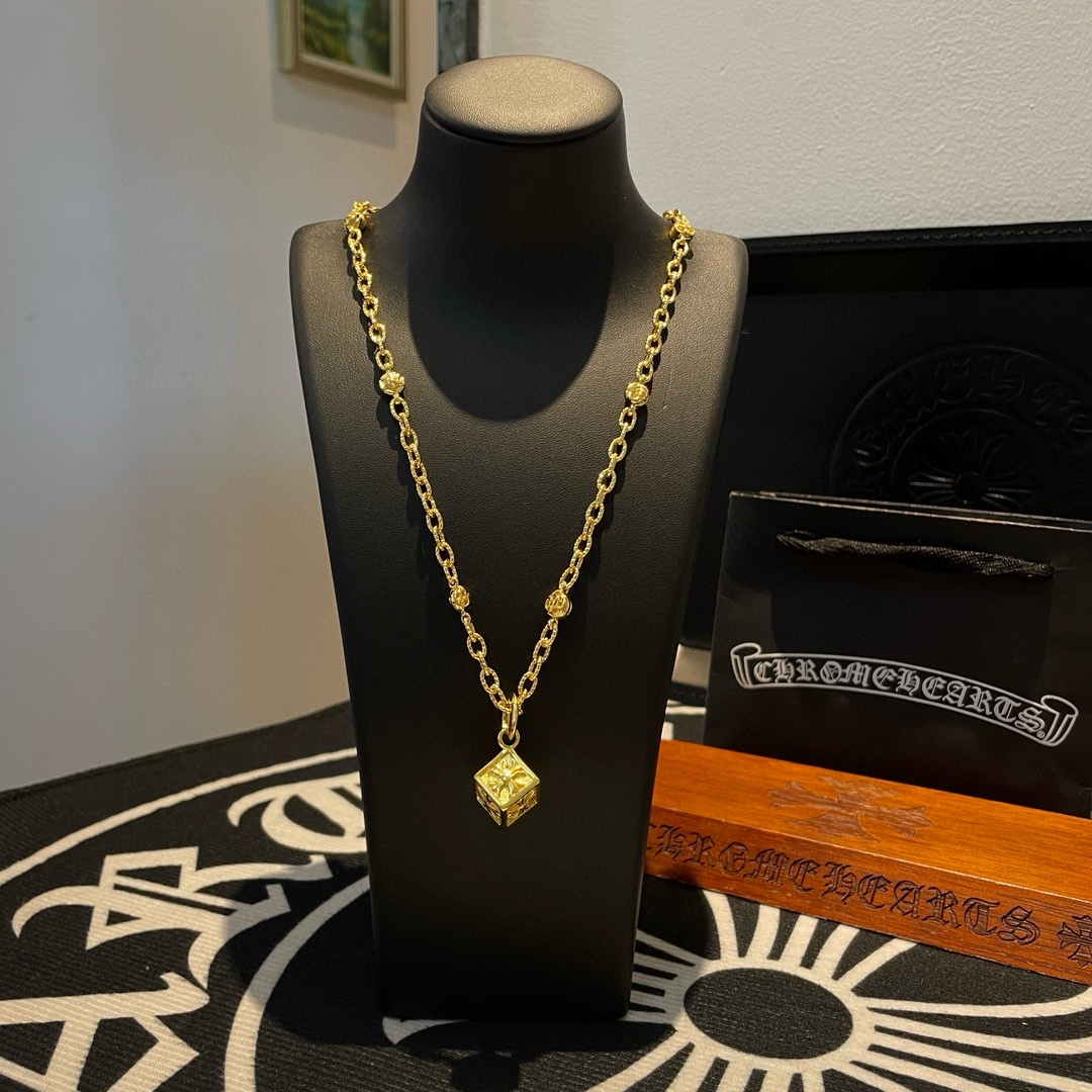 NO:107579,New [Counter Quality] Chrome Hearts Croxin Golden classic retro multi-element necklace Cross flower dice pendant Different pattern design styles present unique Cross Scout flowers are Croxin's ambitions, so they last longer. Genuine version Chrome Hearts Croxin Difference to the market ordinary light version, match the quality of the version, look at the details of the letter printing, retro old gray oxygen level. Seiko version!  !  !  Pure handmade ~ Authentic model opening must-have fashion and fashion, both men and women can wear it, same style for couples, original official website, rock punk style silver style, retro elements, trendy and versatile!  , jewelry boutique, chrome hearts, chrome hearts, necklace, gold19860909新款【专柜品质】Chrome Hearts克罗心 黄金色经典复古多元素项链 十字花骰子吊坠 凹凸造型不同的花纹设计风格 呈现出与众不同 十字架 童军花是克罗心的志 所以更经久不衰 正品打版Chrome Hearts克罗心 区别市场普通轻版 对版对标品质 看字印细节 复古做旧灰氧程度.精工版本！！！ 纯手工打造 ～正品开模潮流时尚必备 男女均可佩戴 情侣同款 官网原版 摇滚朋克泰银风格 复古元素 潮流百搭！,饰品精品,chrome hearts,chrome hearts,necklace,gold,Jewelry