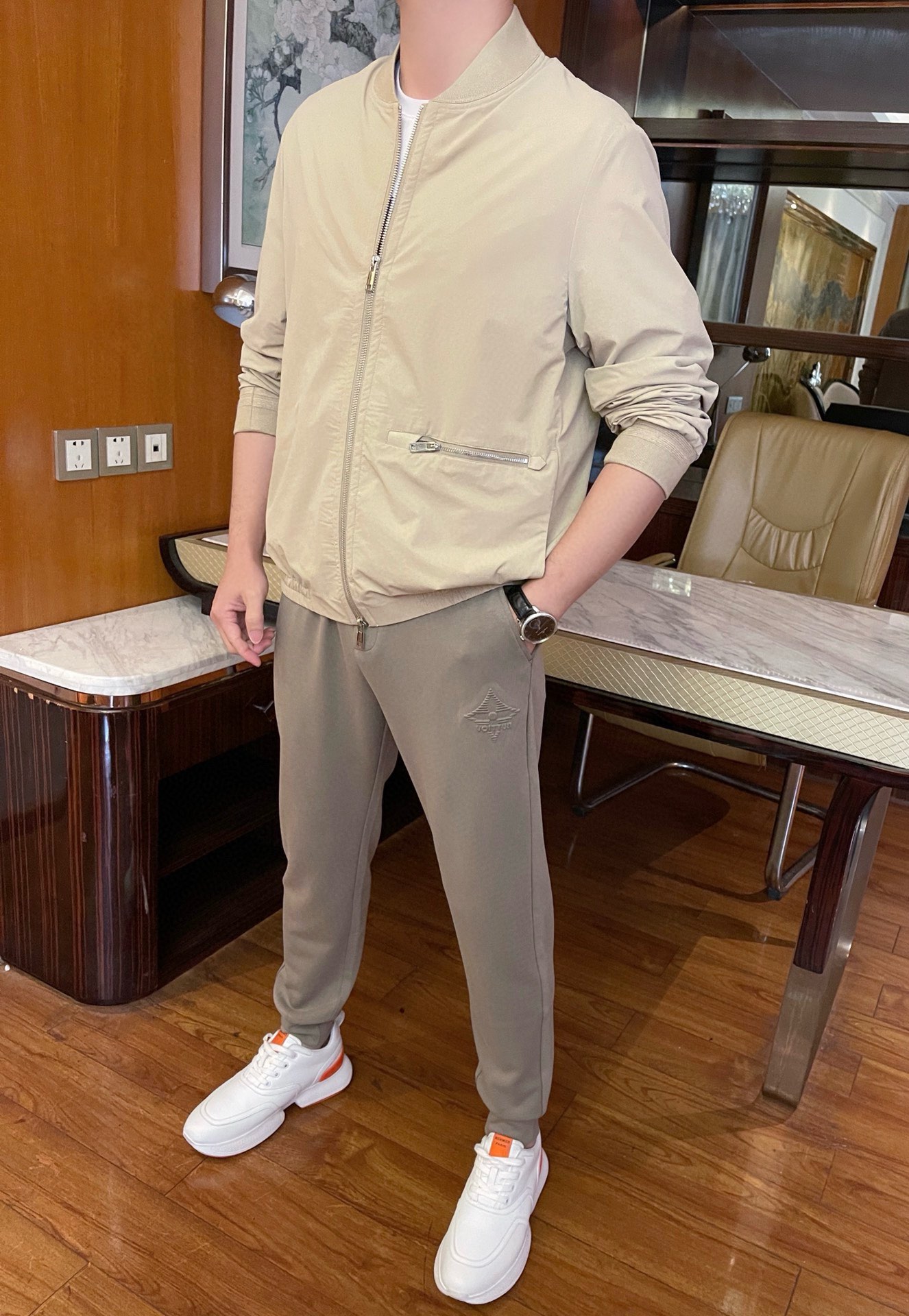 NO:129139,Jenia-2025 counter latest jacket shipment, hot-selling items in European and American counters!  Selected imported Italian polyester fabrics with stylish baseball collar design, back braided strap and custom zipper to highlight your taste You can't miss it. Size 48-56 (model 173/130 wears 48 sizes, with Hong Kong Lane Crawford gift box packaging), zegna, jackets & coats, alexander wang19860909杰尼亚-2025专柜最新夹克出货 欧美专柜热销单品！精选意大利进口聚酯纤维面料搭配时尚的棒球领设计,后背编织带和定制拉链彰显品味 您不容错过.尺码48-56（模特173/130穿48码,配香港连卡佛礼盒包装）,,zegna,jackets & coats,alexander wang,Men's clothing