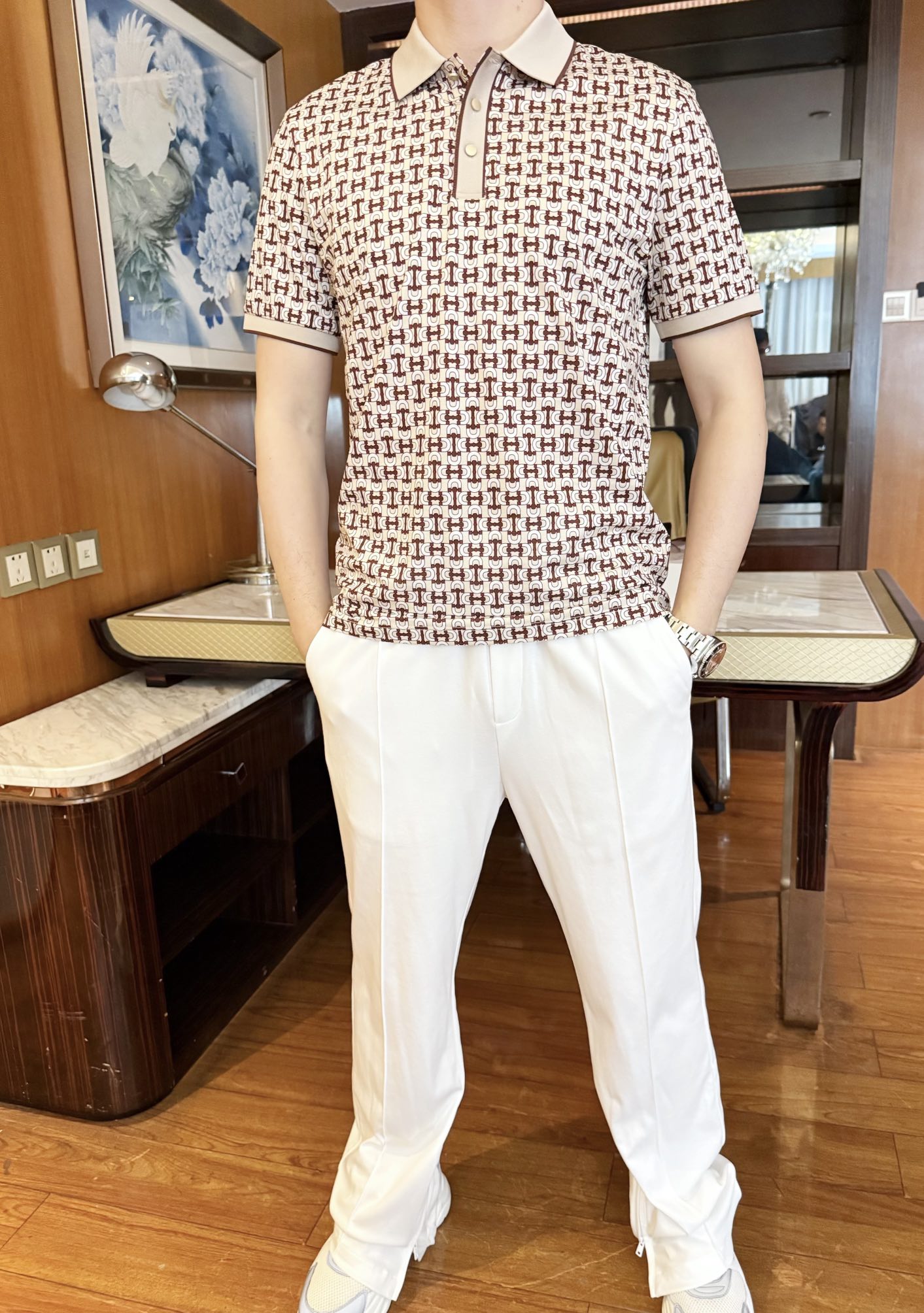 NO:129132,Hermes - the latest hot-selling Polo in 2025 counters, and hot-selling items in European and American counters!  Selected Italian imported Tianshi cotton   recycled fiber fabrics with the latest design, the whole H English and customized buttons show fashion, and the upper body effect needs no more. The code number L-4XL (model 173/130 wears L and is equipped with Hong Kong Lane Crawford gift box packaging), hermes, alexander wang19860909爱马仕-2025专柜最新爆款Polo出货 欧美专柜热销单品！精选意大利进口天丝棉 再生纤维面料搭配最新的设计,通体的H英文及定制纽扣相当彰显时尚 上身效果不用多说.码数L-4XL（模特173/130穿L、配香港连卡佛礼盒包装）,,hermes,alexander wang,Men's clothing