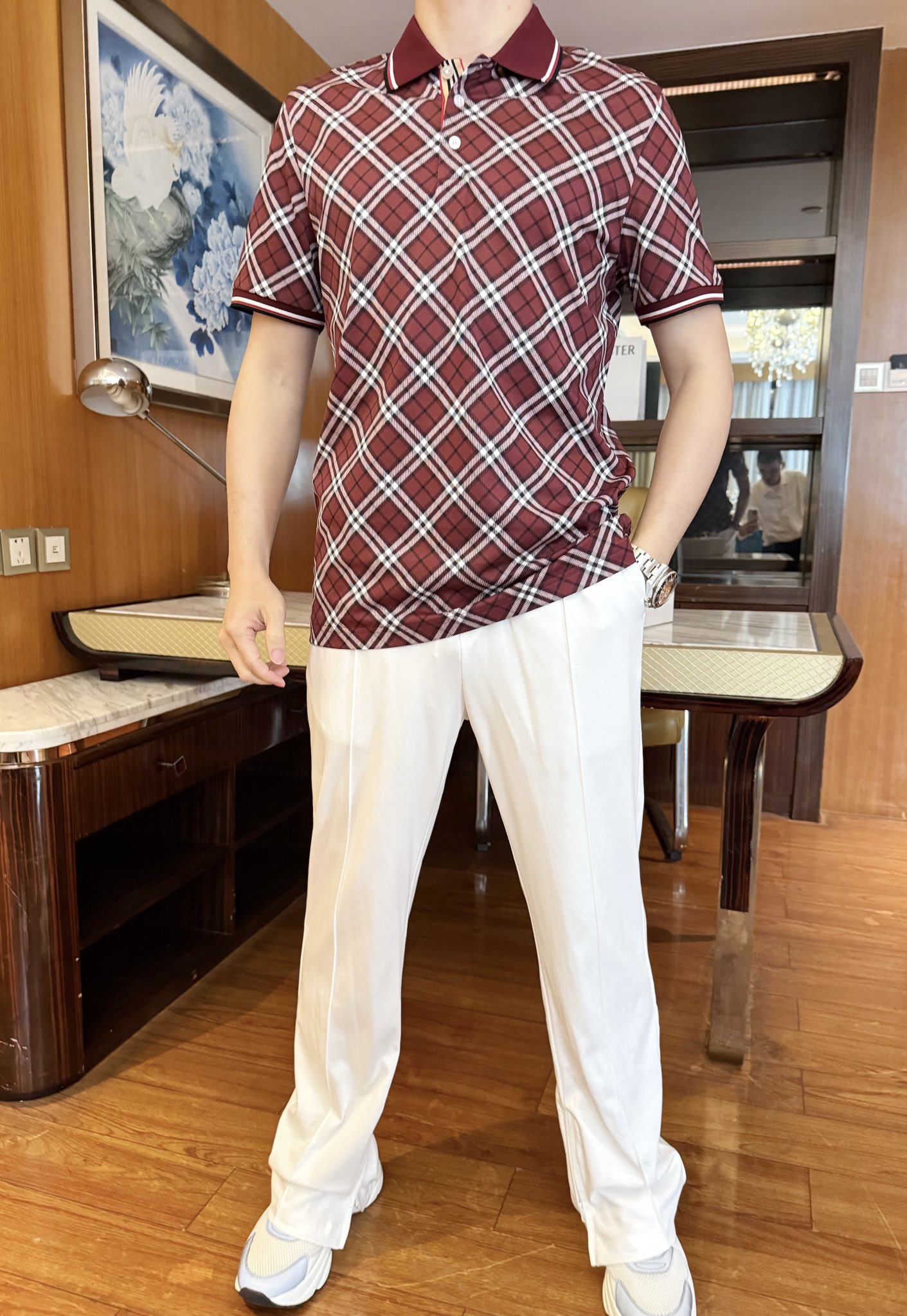 NO:129138,Bobery-2025 counter latest hot-selling Polo, European and American counters, hot-selling items!  Selected Italian imported Tianshi cotton   recycled fiber fabrics with the latest design, the whole body plaid design and customized buttons show fashion, and there is no need to say much about the effect of the upper body. The number of codes is 48-56 (model 173/130 wears 48, with Hong Kong Lane Crawford gift box packaging), alexander wang19860909博柏利-2025专柜最新爆款Polo出货 欧美专柜热销单品！精选意大利进口天丝棉 再生纤维面料搭配最新的设计,通体的格纹设计及定制纽扣相当彰显时尚 上身效果不用多说.码数48-56（模特173/130穿48,配香港连卡佛礼盒包装）,,alexander wang,Men's clothing