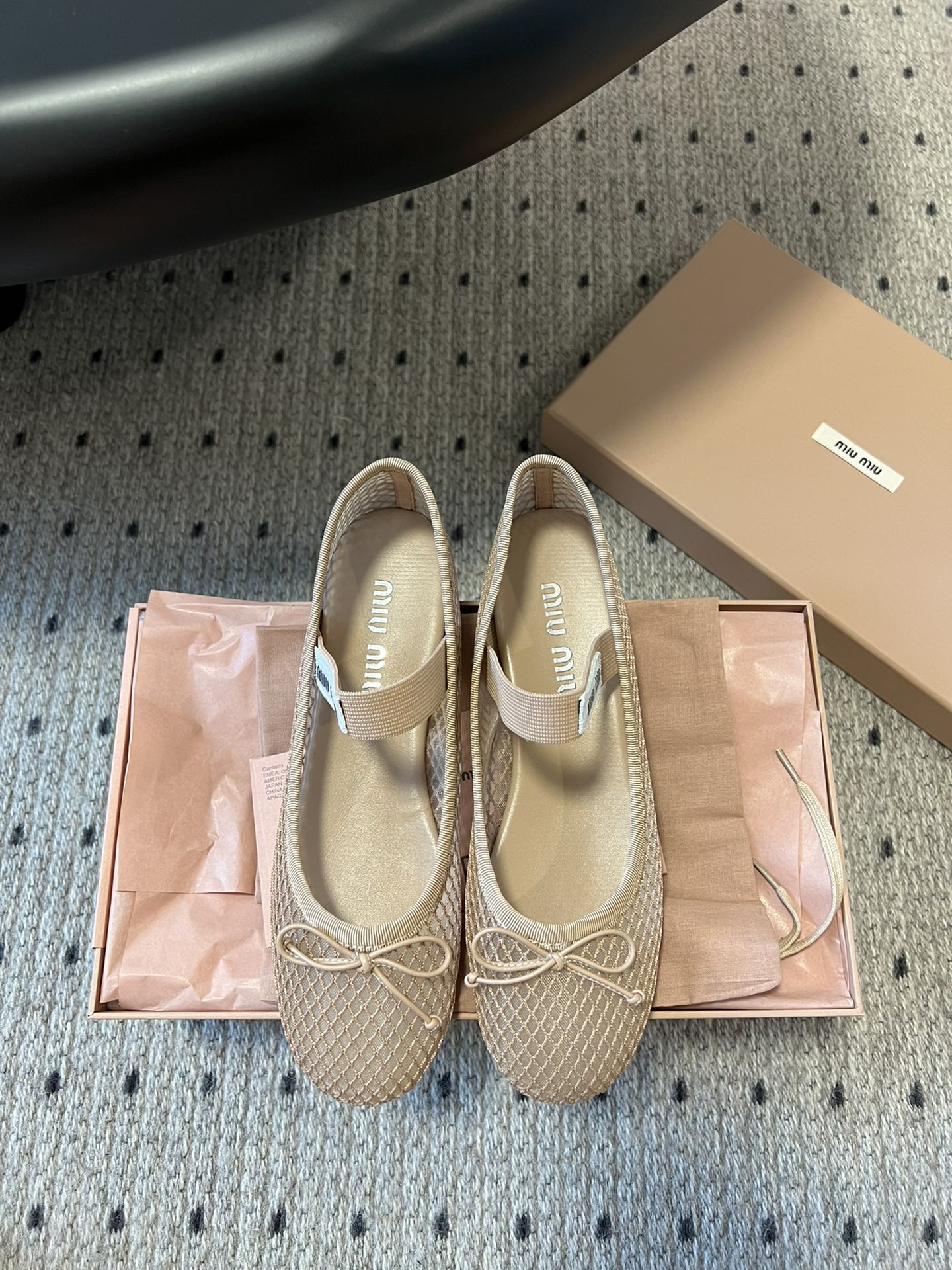 NO:229690,MiuMi* 25ss Spring and Summer New Mesh Breathable Ballet Shoes. Just by appearance, you can attract my little Miu style~ The breathable and comfortable mesh design is simply too suitable for summer. The mesh grid is dense, and it looks like a smooth cloth shoe from a distance!  It is very simple to match, and it is very elegant to match it casually. It is soft, comfortable and fitting to the feet!  Super lightweight!  Material sheepskin mesh inner sheepskin outsole imported from Italy genuine leather sole shoe size 35-39/40 customized non-return and exchange, ballet shoes, miumiu, sheepskin, Leather soles19860909MiuMi* 25ss春夏新款 网面透气芭蕾鞋 仅凭颜值就可以吸引我的小miu风～透气舒适的网面设计,简直不要太适配夏天,网纱格密集,远看像是柔滑布面鞋子一样！搭配上很简单,随意搭配就很有气质上脚柔软舒适又贴脚！超级轻便！ 材质羊皮网纱 内里羊皮 大底意大利进口真皮大底 鞋码35-39/40定制不退换,芭蕾舞鞋,miumiu,sheepskin,Leather soles,Women's Shoes