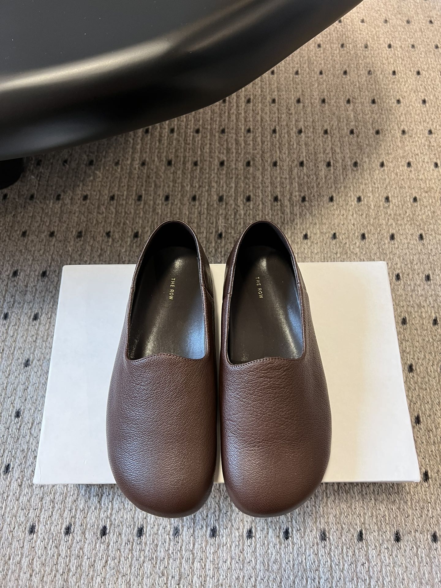 NO:232475,Purchase level the row genuine leather round head minimalist versatile flat loafers. The foot feel is really the most comfortable style I have ever worn in history, so soft!  The socks must take it away. It has a high-end and simple feeling, in fact, in addition to being beautiful, its comfort is really easy to wear so hard that it is reluctant to take it off!  Matched with jeans, suit pants, skirts without any incongruousness, original imported cowhide, sole, original sole, size 35-39 (40 custom made, no return or replacement), loafers, skirts, jeans, business suit, cowhide19860909代购级别the row真皮圆头极简百搭平底乐福鞋 脚感真的是史上我穿过最最舒服的款式太柔软啦！磨脚星人一定要收了它 有一丢高级又简约的感觉其实除了好看以外它的舒适度真的是好穿到舍不得脱下来啦！搭配牛仔裤 西装裤 半身裙都毫无违和感 面料原版进口牛皮 鞋底原版鞋底 尺码35-39（40定制不退不换）,乐福鞋,loafers,skirts,jeans,business suit,cowhide,Women's Shoes