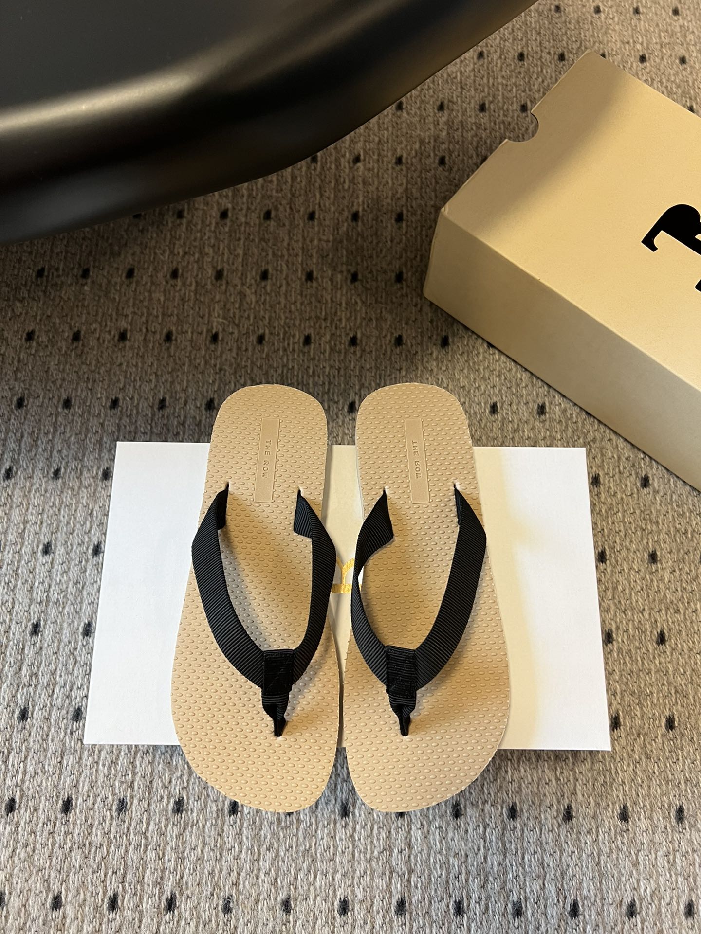 NO:232479,The row Dune flip flops Niche minimalist clip-toe casual webbing slippers Original single-quality version, Z-level, the highest version on the market. When you buy Z, you can make products consistently. Those who know the goods know the quality of my family. You don’t make products without YB. The whole pair of shoes are loyal to YB from fabric, soles, auxiliary materials packaging, and lattice lasts. The top version gets what you pay for and never cut corners. The new Dune flip flop sandals, the clips are made of grosgrain cotton, and are equipped with a textured footbed and lightweight rubber sole. Through the reinterpretation of the classic style, new vitality is injected into the brand. The style is simple, and the TU black technology sole is so soft that it looks like cotton!  The rebound force is super strong, the arch of the foot is slightly supported, and the bottom of the foot will not be sore at all!  Three times wear-resistant than ordinary eva bottoms, made with gravel roads at will. Whether you pursue fashion or pay attention to comfort and quality, this flip-flop will be your best choice!  Herringbone thin belt grosgrain cotton sole TU sole size 35-39 (40 sizes without return or exchange), split-toe shoes, sandals, slippers19860909The row Dune人字拖 小众极简夹趾休闲织带拖鞋  原单品质版,Z级别,市面上最高版本 购入Z一致做货,懂货的都知道我家的品质,无YB不做货 整双鞋子从面料、鞋底、辅料包装,格位楦型,都忠于YB,顶级版 一分钱一分货,绝不偷工减料  新款Dune人字拖凉鞋,夹脚采用罗缎棉质制成,并配有纹理感鞋床和轻质橡胶鞋底.通过对经典款式的重新诠释,为品牌注入新活力.风格简约,TU黑科技鞋底软到像踩棉花！回弹力超强,足弓微微上托,脚板底完全不会酸！比普通eva 底耐磨三倍,石子路随便造.无论追求时尚潮流,还是注重舒适品质,这款人字拖都会是您的不二选择！ 人字细带罗缎棉质 鞋底TU鞋底 码数35-39码（40码不退换）,分趾鞋,sandals,slippers,Women's Shoes