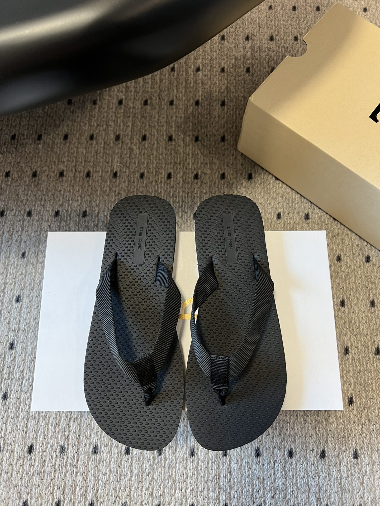 NO:232481,The row Dune flip flops Niche minimalist clip-toe casual webbing slippers Original single-quality version, Z-level, the highest version on the market. When you buy Z, you can make products consistently. Those who know the goods know the quality of my family. You don’t make products without YB. The whole pair of shoes are loyal to YB from fabric, soles, auxiliary materials packaging, and lattice lasts. The top version gets what you pay for and never cut corners. The new Dune flip flop sandals, the clips are made of grosgrain cotton, and are equipped with a textured footbed and lightweight rubber sole. Through the reinterpretation of the classic style, new vitality is injected into the brand. The style is simple, and the TU black technology sole is so soft that it looks like cotton!  The rebound force is super strong, the arch of the foot is slightly supported, and the bottom of the foot will not be sore at all!  Three times wear-resistant than ordinary eva bottoms, made with gravel roads at will. Whether you pursue fashion or pay attention to comfort and quality, this flip-flop will be your best choice!  Herringbone thin belt grosgrain cotton sole TU sole size 35-39 (40 sizes without return or exchange), split-toe shoes, sandals, slippers19860909The row Dune人字拖 小众极简夹趾休闲织带拖鞋  原单品质版,Z级别,市面上最高版本 购入Z一致做货,懂货的都知道我家的品质,无YB不做货 整双鞋子从面料、鞋底、辅料包装,格位楦型,都忠于YB,顶级版 一分钱一分货,绝不偷工减料  新款Dune人字拖凉鞋,夹脚采用罗缎棉质制成,并配有纹理感鞋床和轻质橡胶鞋底.通过对经典款式的重新诠释,为品牌注入新活力.风格简约,TU黑科技鞋底软到像踩棉花！回弹力超强,足弓微微上托,脚板底完全不会酸！比普通eva 底耐磨三倍,石子路随便造.无论追求时尚潮流,还是注重舒适品质,这款人字拖都会是您的不二选择！ 人字细带罗缎棉质 鞋底TU鞋底 码数35-39码（40码不退换）,分趾鞋,sandals,slippers,Women's Shoes