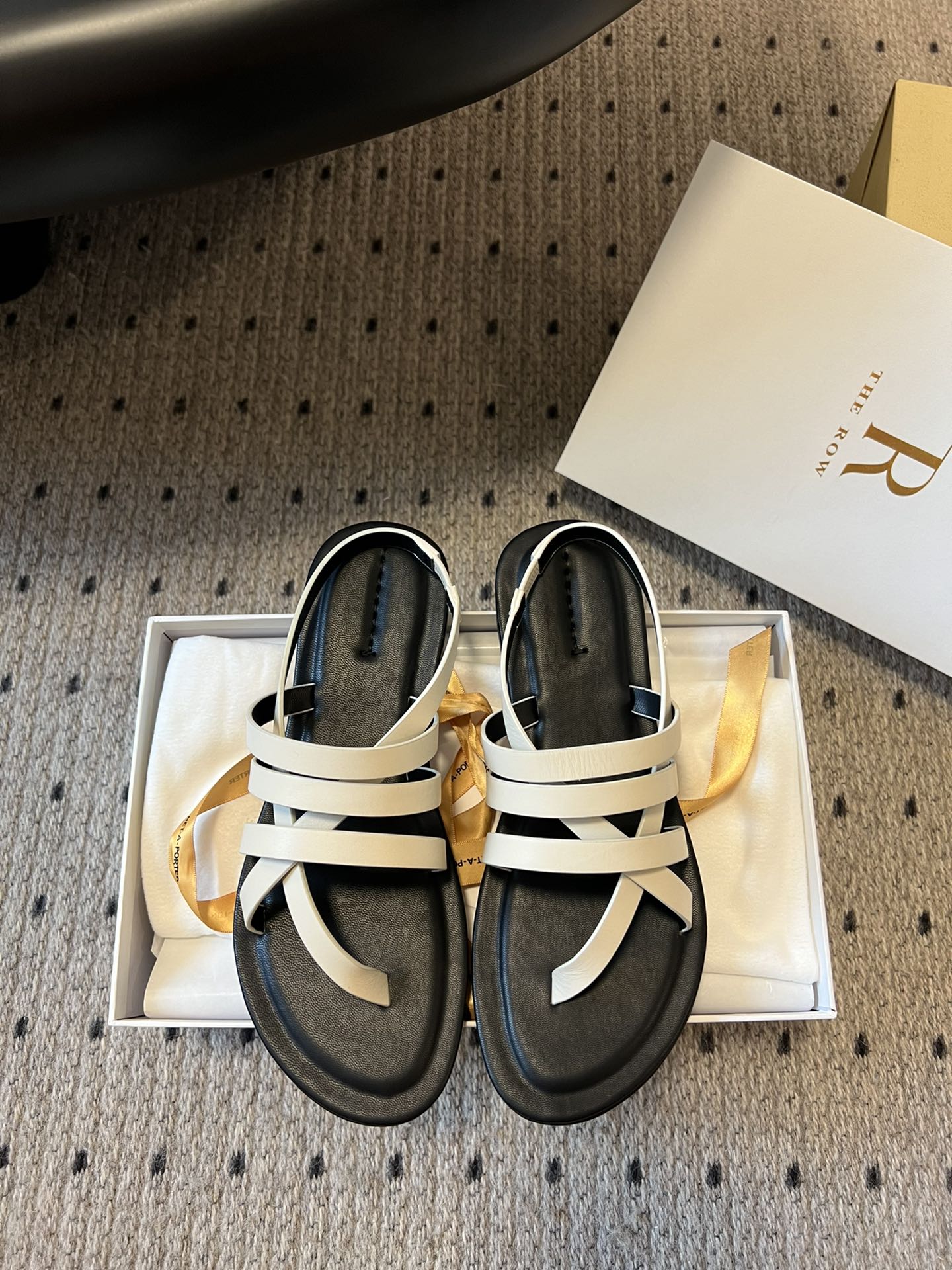 NO:232487,Dongguan Purchase Level The row 25ss Leather Roman Clip Sandals This style is inspired by Roman shoes. Based on the principle of minimalist aesthetics, it echoes the coolness of summer with a simple style. It is neutral but minimalist. It is very easy to wear and looks taller and lighter. It is lined with Napa sheepskin, and the cost is very high. ZP is consistent. Made of imported sheepskin from Italy, the thick-soled shoe is combined with symmetrical stripes, decorated with Napa sheepskin edges and footbeds. The angle style is suitable for urban walking, but also accompany you to spend your leisure time on the beach. Upper: imported sheepskin, sheepskin inner color black/coffee bottom material: wear-resistant rubber thick sole size 35-40 (40 customized, non-return and exchange, split-toe shoes, sandals, sheepskin19860909东莞代购级别 The row 25ss皮革罗马夹脚凉鞋 此款以罗马鞋为灵感 基于极简美学原则,以简约的造型呼应夏日的清凉.中性风却极简.非常好穿显高,还特别的轻盈.加衬纳帕羊皮,成本非常高,zp一致做法 由意大利亚进口羊皮制成,厚底鞋型结合对称条纹设计,饰以纳帕羊皮包边,垫脚.夹角风格,既适合都市漫步,亦可伴您在海滩悠度闲暇时光. 鞋面: 进口羊皮,绵羊皮内里 颜色黑色/咖色 底材:耐磨橡胶厚底 码数35-40（40定制不退换,分趾鞋,sandals,sheepskin,Women's Shoes