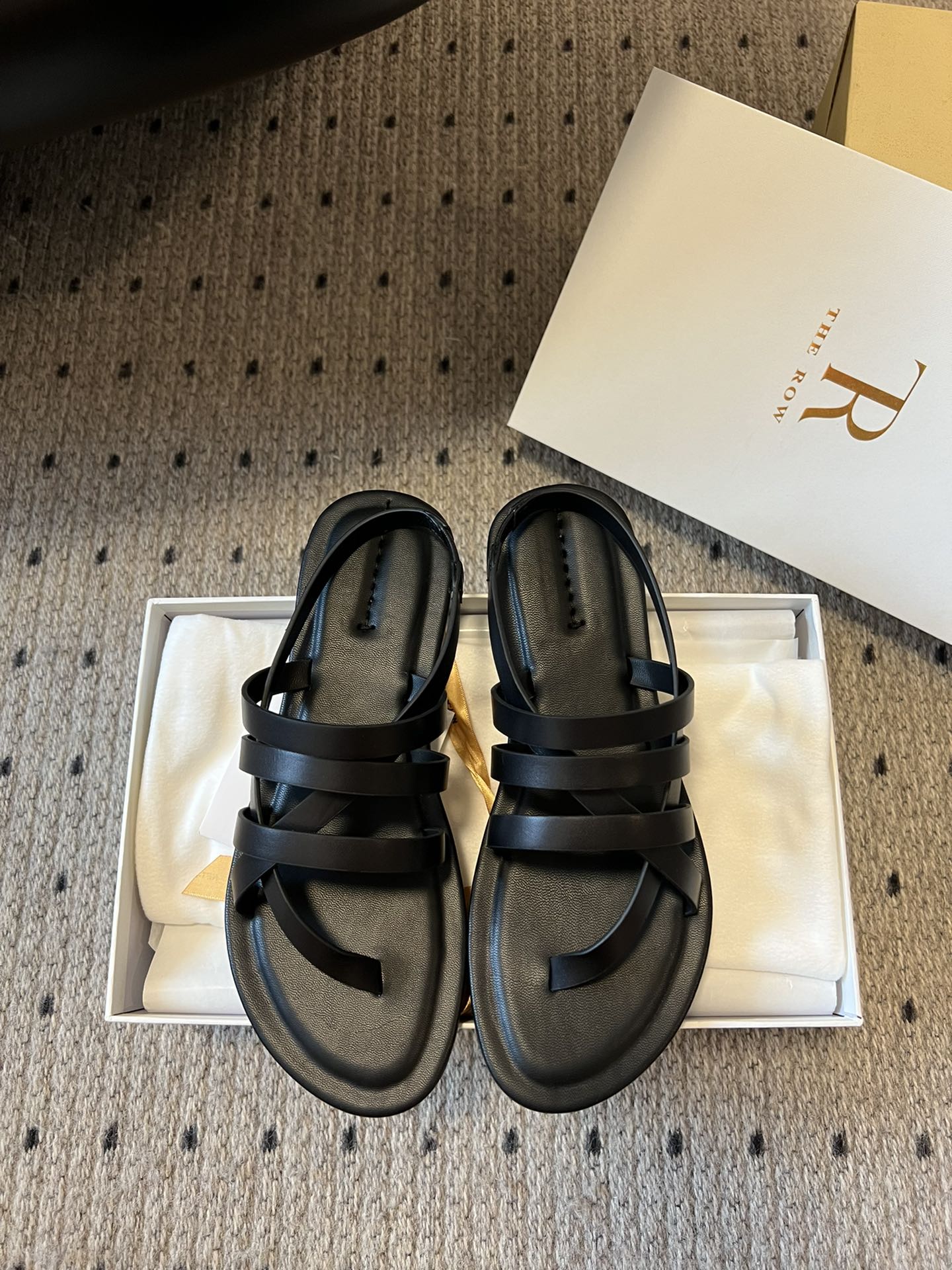 NO:232484,The row 25ss leather Roman foot sandals are inspired by Roman shoes. Based on the principle of minimalist aesthetics, the simple style echoes the coolness of summer with a simple style. It is very easy to wear and looks taller and lighter. It is lined with Napa sheepskin, which is very costly, and is consistent with zp. Made of imported sheepskin imported from Italy, the thick-soled shoe is combined with symmetrical stripes, decorated with Napa sheepskin edges and footbeds. The angle style is suitable for urban walking, and can also accompany you to spend your leisure time on the beach. Upper: imported sheepskin, sheepskin inner color black/coffee bottom material: wear-resistant rubber thick sole size 35-40 (40 custom-made non-return and replacement, split-toe shoes, sandals, sheepskin19860909The row 25ss皮革罗马夹脚凉鞋 此款以罗马鞋为灵感 基于极简美学原则,以简约的造型呼应夏日的清凉.中性风却极简.非常好穿显高,还特别的轻盈.加衬纳帕羊皮,成本非常高,zp一致做法 由意大利亚进口羊皮制成,厚底鞋型结合对称条纹设计,饰以纳帕羊皮包边,垫脚.夹角风格,既适合都市漫步,亦可伴您在海滩悠度闲暇时光. 鞋面: 进口羊皮,绵羊皮内里 颜色黑色/咖色 底材:耐磨橡胶厚底 码数35-40（40定制不退换,分趾鞋,sandals,sheepskin,Women's Shoes