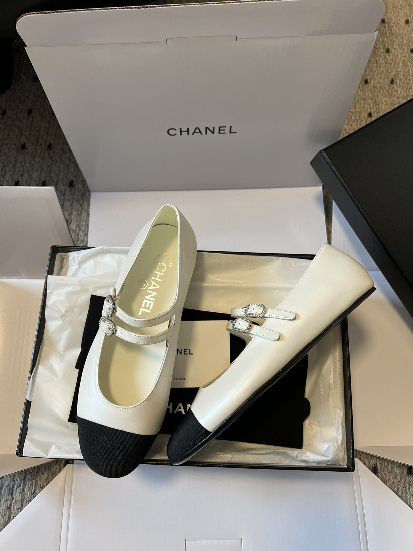 
莞产代购级 Chane* 小香米兰走秀款二带玛丽珍鞋 

超级性感的一双平底小单鞋 单穿配个小袜子都非