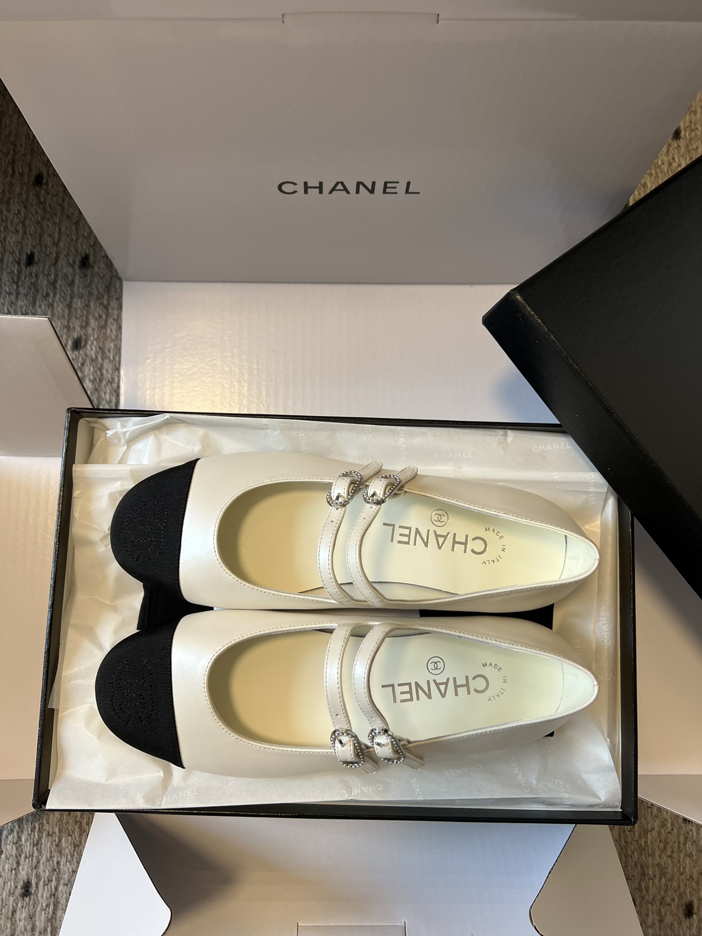 
莞产代购级 Chane* 小香米兰走秀款二带玛丽珍鞋 

超级性感的一双平底小单鞋 单穿配个小袜子都非