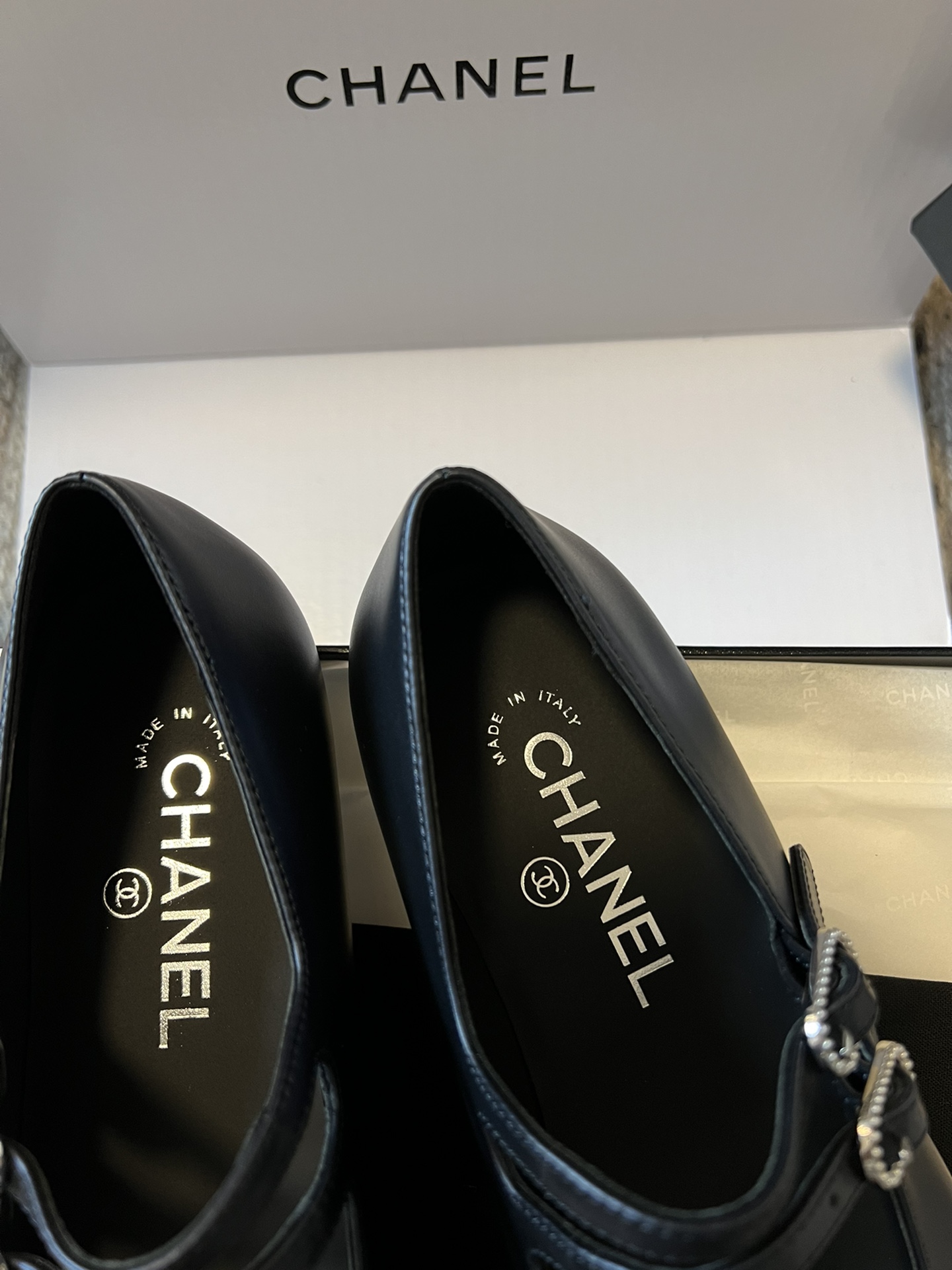 
莞产代购级 Chane* 小香米兰走秀款二带玛丽珍鞋 

超级性感的一双平底小单鞋 单穿配个小袜子都非