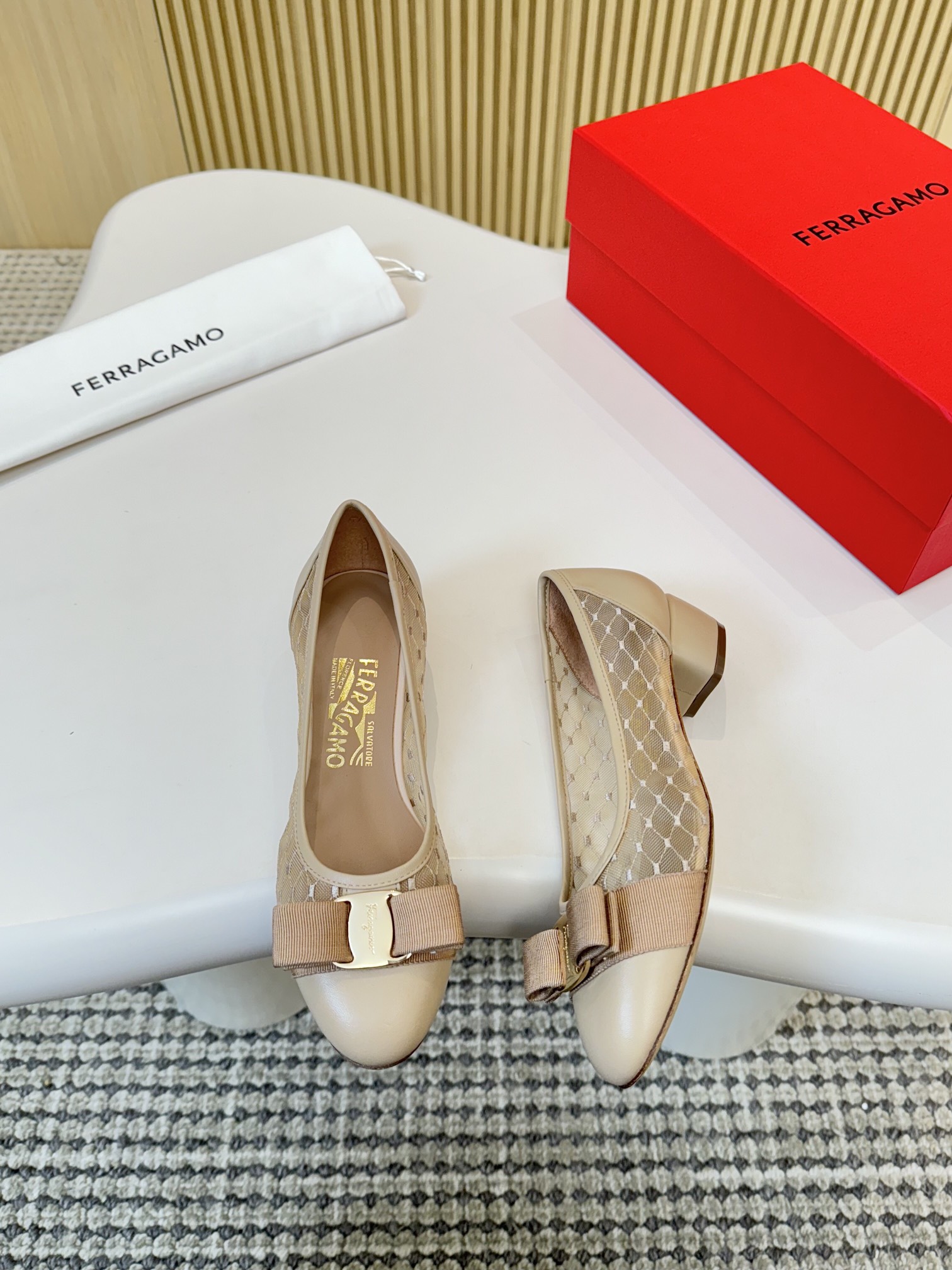 NO:264953,Only genuine leather sole Ferragamo 34-heel shoes Original 1:1 Top customization Flexible and versatile elegant thick heel shoes decorated with the iconic Vara bow double house fabric and Ferragamo logo nameplate adds a hint of highlight to the exquisite and soft style. The essential fashion shoes in the closet~ Fabric imported cowhide/electric embroidery netsha Neli sheepskin Outsole Printed genuine leather outsole Size half-size series (34.40 Custom made no return or exchange), single shoes, ferragamo, ferragamo, cowhide, sheepskin, Leather soles19860909只有真皮底Ferragamo 菲拉格慕 34跟鞋原版1:1顶级定制灵活百搭的优雅粗跟鞋饰有标志性Vara蝴蝶结双屋布花和Ferragamo标识铭牌为精致柔美的风格增添一丝亮点衣橱中的必备时尚鞋款～ 面料进口牛皮/电绣网莎 内里羊皮里 大底印刷真皮大底 码数半码系列（34.40 订做不退换）,单鞋,ferragamo,ferragamo,cowhide,sheepskin,Leather soles,Women's Shoes