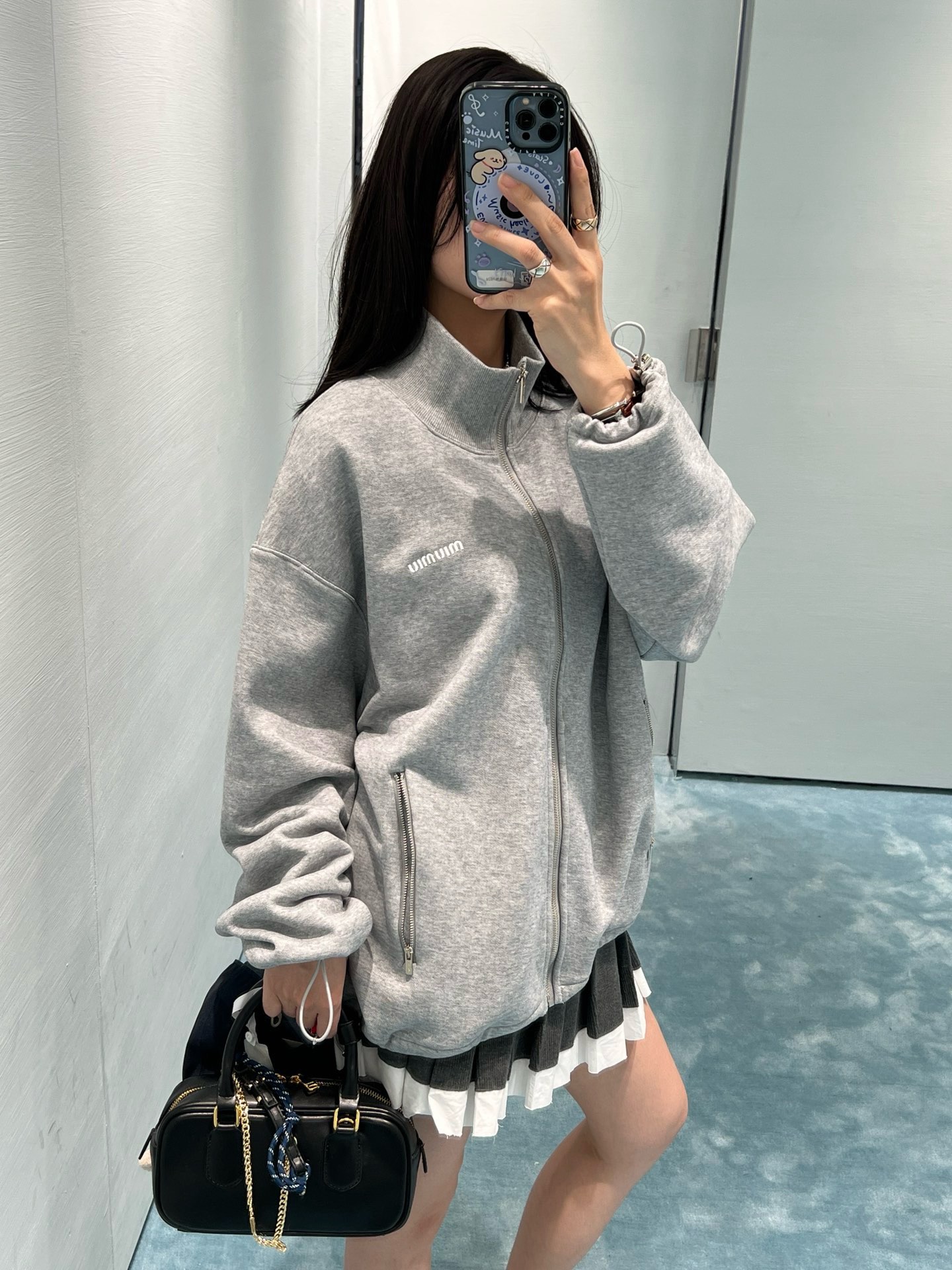 NO:319348,Batch Miumi*25Ss Spring and Summer New Style Letter Embroidered Stand Collar Zipper Jacket. Original Development!  High-end production!  The upper body of this gray jacket is really comfortable. The drawstring on the hem can tighten the windproof, and it is very versatile when worn outdoors or commuting. The casual series, soft and comfortable feel and loose fit, can be matched with selected styles!  The same style for men and women!  Spot SML, miumiu, jackets & coats, alexander wang19860909批 Miumi*25Ss春夏新款 字母刺绣立领拉链外套.原版开发！高版出品！这件灰色的外套上身真的挺舒服的,下摆抽绳可以缩紧防风,户外穿或者通勤都很百搭.休闲系列,柔软舒适的手感加上宽松版型,可搭配精选造型！男女同款！现货SML,,miumiu,jackets & coats,alexander wang,Women's clothing