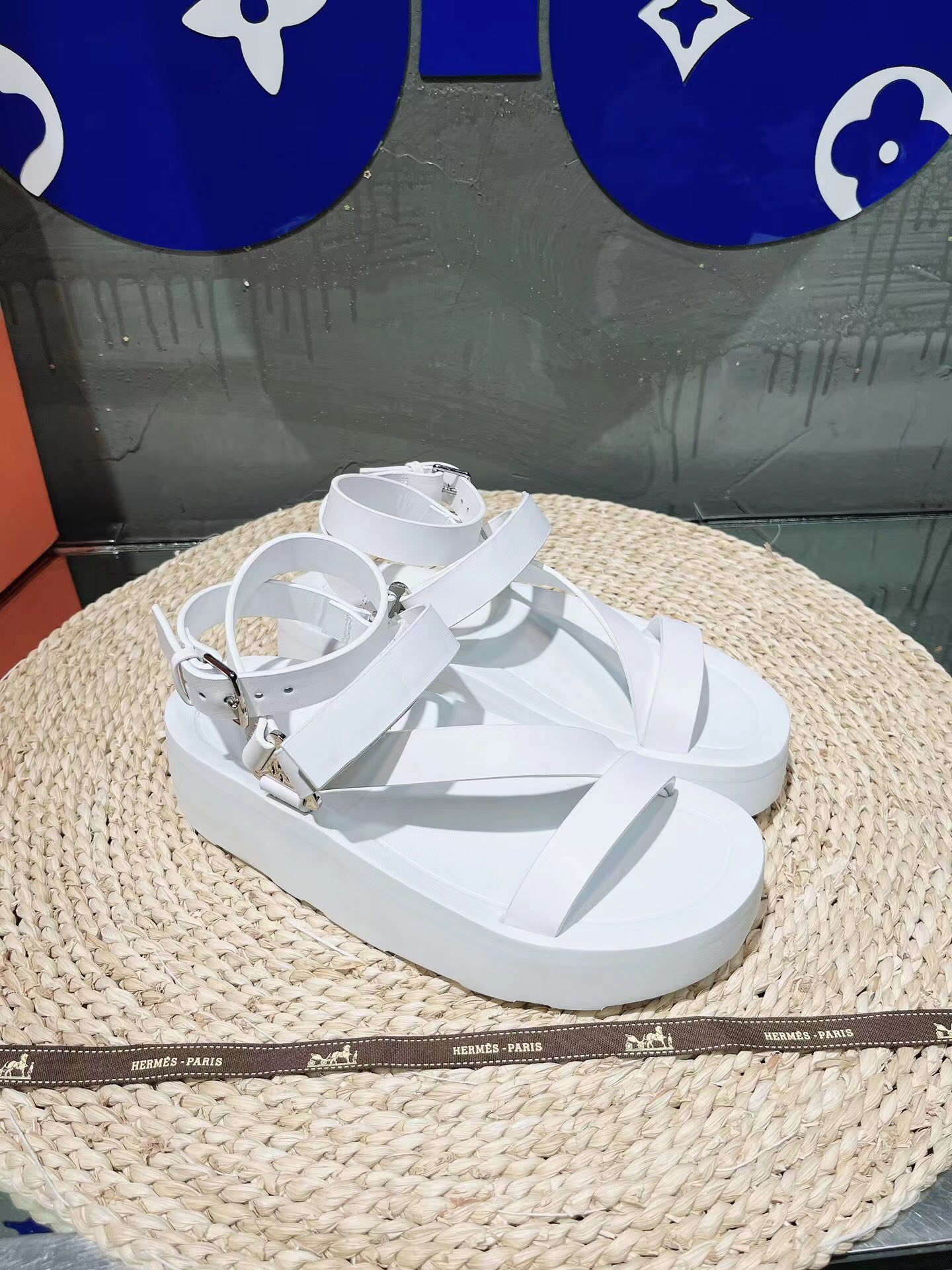 NO:232008,,H Home New Spring and Summer Show new sweetest cool sandals, the front and back of the sandals will look better, the shoes can be adjusted, tight, thin and fat, and can be worn with giant light foam soles, a magic tool for heightening, you can confirm that you have seen a look of sweet and cool girls. Double-layer imported calfskin is also full-skinned inside, and the oil edge craftsmanship is consistent with the original. Thick sole 4.5 upper top layer calfskin. Size 35-40, sandals, sandals, cowhide19860909,H家 春夏新款走秀新款最甜酷凉鞋,凉鞋前后露点位置会好看点,鞋子可调松紧瘦胖皆可穿 巨巨轻泡沫鞋底,妥妥增高神器,一眼爱确认过眼神是甜酷女孩的菜.双层进口小牛皮内里也是全皮,油边工艺做到与原版一致 厚底4.5 鞋面头层小牛皮. 码数35-40,凉鞋,sandals,cowhide,Women's Shoes