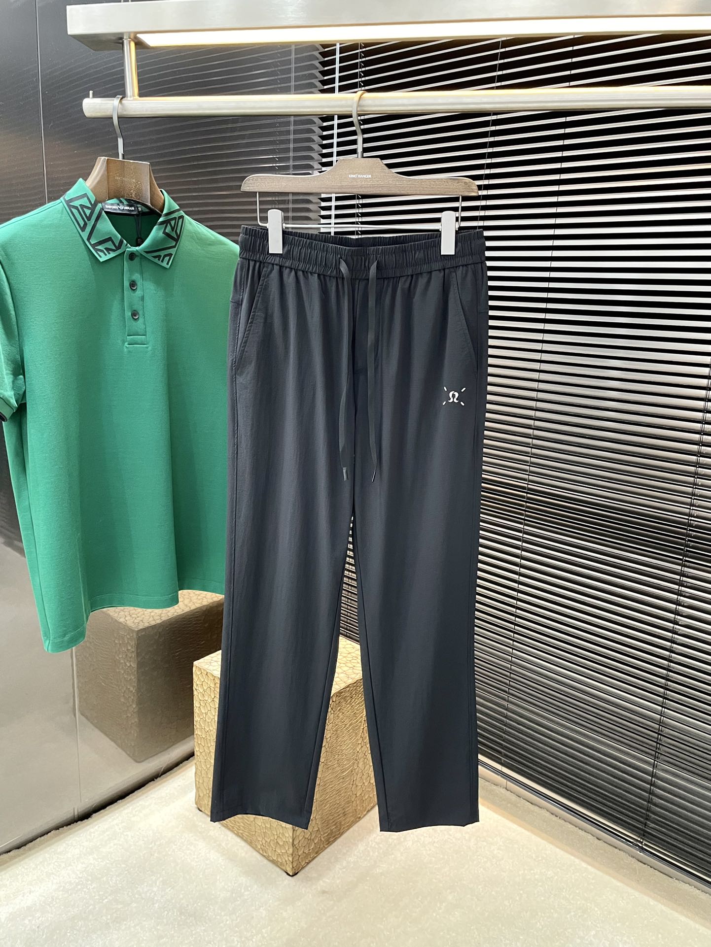 P：ZE    lululemon （ 露露）春季新款，最新休闲裤。原版裤型上身休闲百搭、随性慵懒范，定制原版锦纶面料，舒适感爆棚。高端大气，春天的味道有没有，首选 。码数：-（）代购级别……