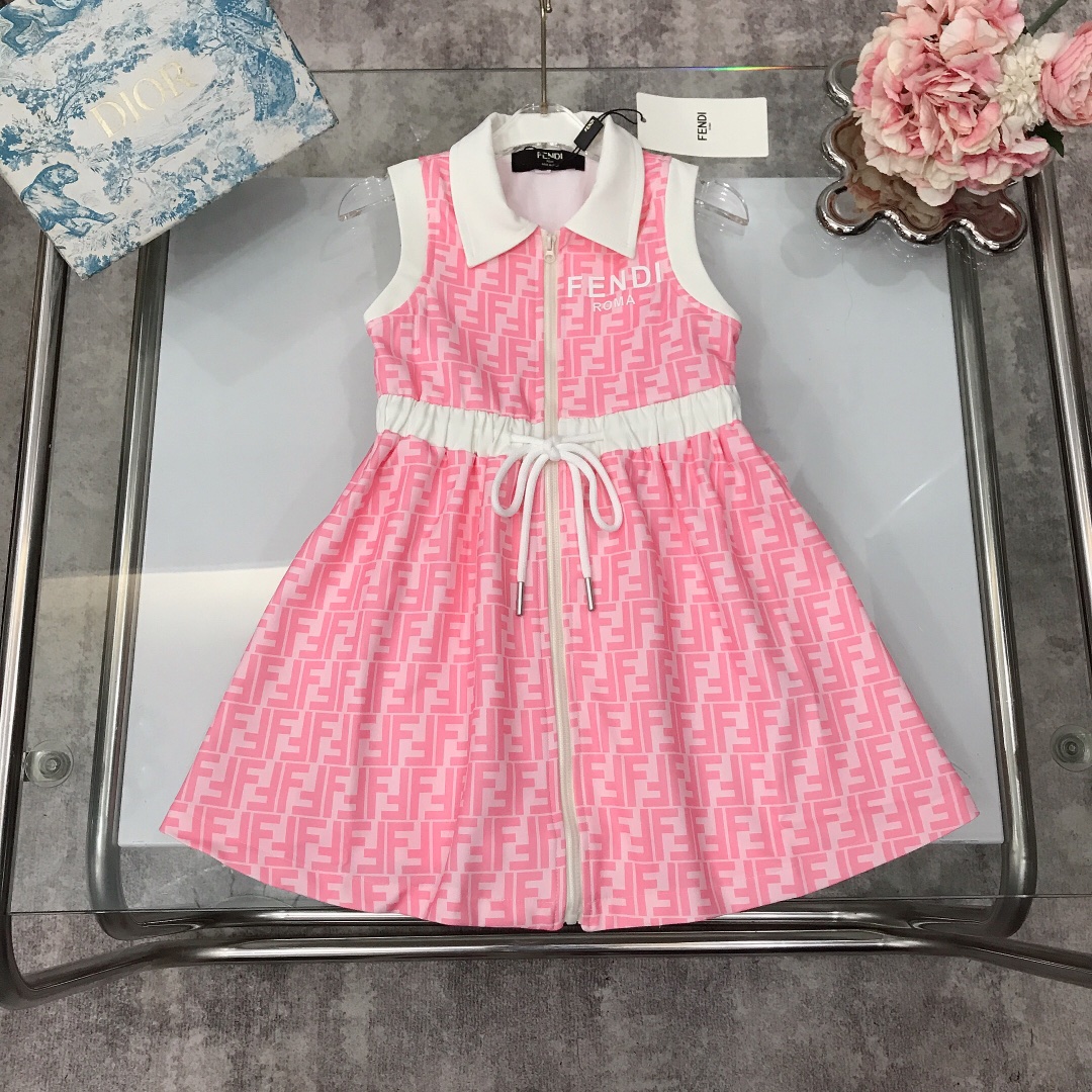 NO:211879,[Spot delivery] FEND* Limited series Small lapel dress Classic full-print double FF letter printing design with color-blocking pure white webbing waist design splicing The fabric is soft and comfortable, skin-friendly and not tied, the upper body effect is excellent A must-have artifact for the princess ~ size size--130-140-150-160 Wear height 105-155 [CM] Counter packaging 70, clothes, fendi, skirts,19860909【现货发】   FEND* 限定系列 小翻领连衣裙 经典全面印双FF字母印花设计搭配拼色纯白色织带收腰设计拼接 面料柔软质地 柔顺舒适 亲肤不扎 上身效果极好 公主的必备神器～  size尺码--130-140-150-160 穿身高105-155【CM】 专柜包装70,衣服,fendi,skirts,,Children's