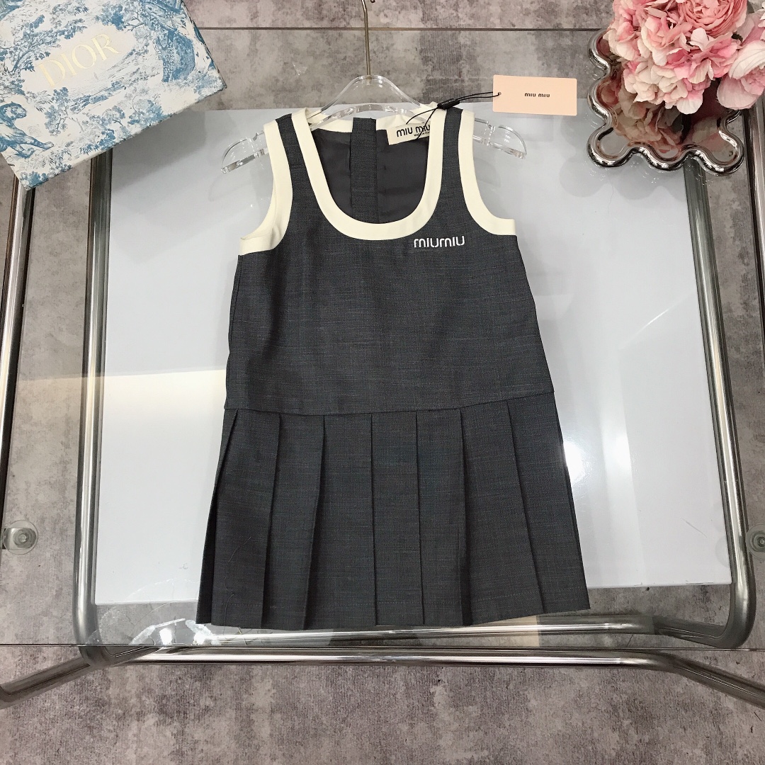 NO:211888,[Spot shipment] Size - MIUMIU Limited series College style gray-white color-blocking U-neck pleated vest skirt exquisite style small logo embroidery color-blocking system ~ grey tone splicing elegant light beige style soft and delicate cotton and linen fabric to create soft and comfortable skin-friendly and not tied. The upper body effect is excellent. A must-have artifact for princess size size-110-120-130-140-150-【CM】 Counter packaging 70, clothes, miumiu, skirts,19860909【现货发】  尺码-  MIUMIU 限定系列 学院风灰白拼色U领百褶背心裙 精致款 胸前小logo刺绣 拼色系～灰色调拼接优雅浅米白色系 柔软细腻棉麻面料打造 柔顺舒适 亲肤不扎 上身效果极好 公主的必备神器  size尺码-110-120-130-140-150-【CM】 专柜包装70,衣服,miumiu,skirts,,Children's