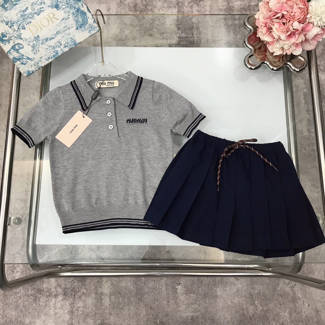 NO:211871,[Spot delivery] Size - MIU MIU ~ Girls' Skirt Naval Academy Style Embroidered sweater Miumiu embroidered logo pleated skirt Small lapel embroidered logo with striped color block design, playful and cute, small leather embroidered logo logo at the hem of the skirt The material feels very soft and delicate, soft and comfortable, skin-friendly and not tied, the upper body effect is excellent A must-have artifact for the princess~ size size-110-120-130-140-150-【CM】 Counter packaging 70, clothes, miumiu, skirts,19860909【现货发】  尺码- MIU MIU～女童套裙 海军学院风格 刺绣针织衫miumiu刺绣logo百褶裙 小翻领刺绣logo搭配条纹拼色设计,俏皮可爱感十足,裙摆处皮质小刺绣logo标志 材质手感非常柔软细腻 柔顺舒适 亲肤不扎 上身效果极好 公主的必备神器～  size尺码-110-120-130-140-150-【CM】 专柜包装70,衣服,miumiu,skirts,,Children's