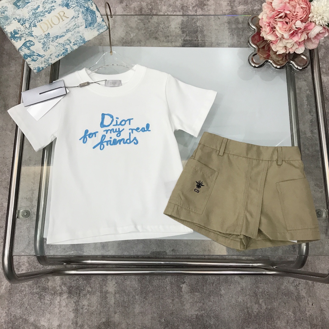 NO:211865,[Spot delivery] DIO* Girls' skirt knitted embroidered logo letters short-sleeved miumiu embroidered bee shorts skirt 240G g heavy combed cotton fabric widened neckline with high-end work fabric shorts skirt. Playful and cute, the material feels very soft and delicate, soft and comfortable, skin-friendly and not tied, the upper body effect is excellent. A must-have artifact for the princess~ size size--120-130-140-150 [CM] Counter packaging 70, clothes, dior, miumiu, skirts, shorts, T-shirt,19860909【现货发】   DIO* 女童套裙 针织刺绣logo字母短袖miumiu刺绣小蜜蜂短裤裙 240G克重精梳棉面料 领口加宽设计搭配高级工装面料短裤裙 俏皮可爱感十足,材质手感非常柔软细腻 柔顺舒适 亲肤不扎 上身效果极好 公主的必备神器～  size尺码--120-130-140-150【CM】 专柜包装70,衣服,dior,miumiu,skirts,shorts,T-shirt,,Children's